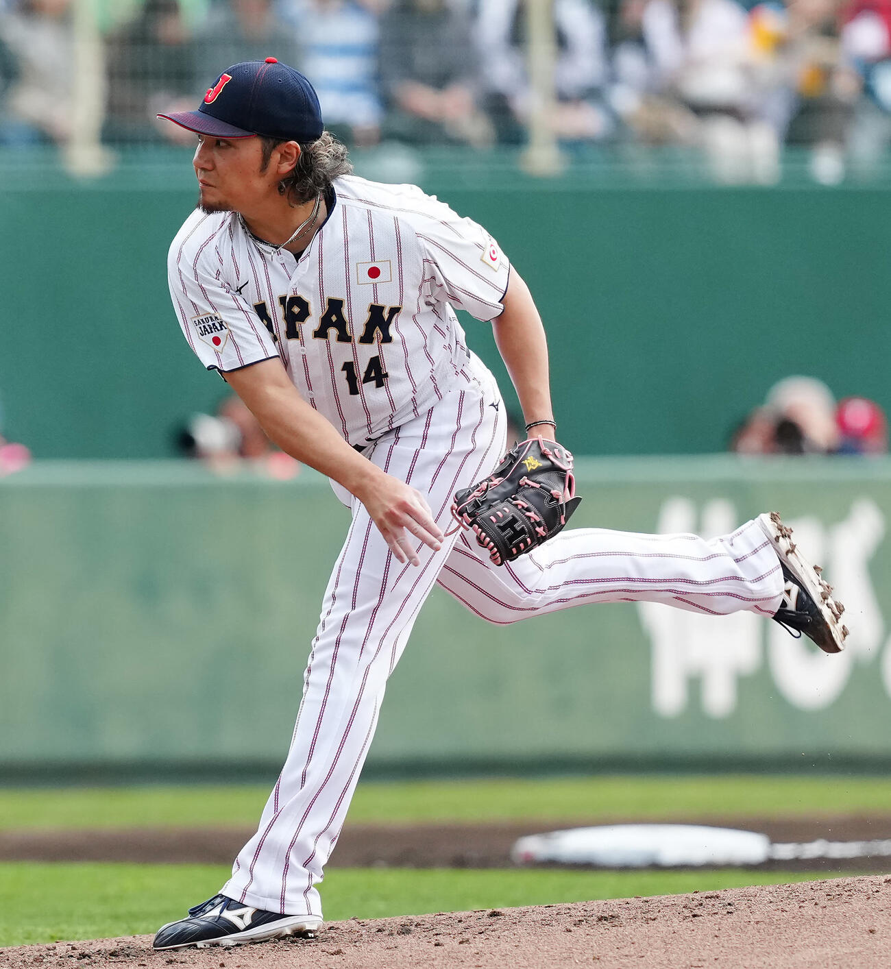 日本対ソフトバンク　3回表、日本2番手で登板し力投する伊藤（撮影・垰建太）