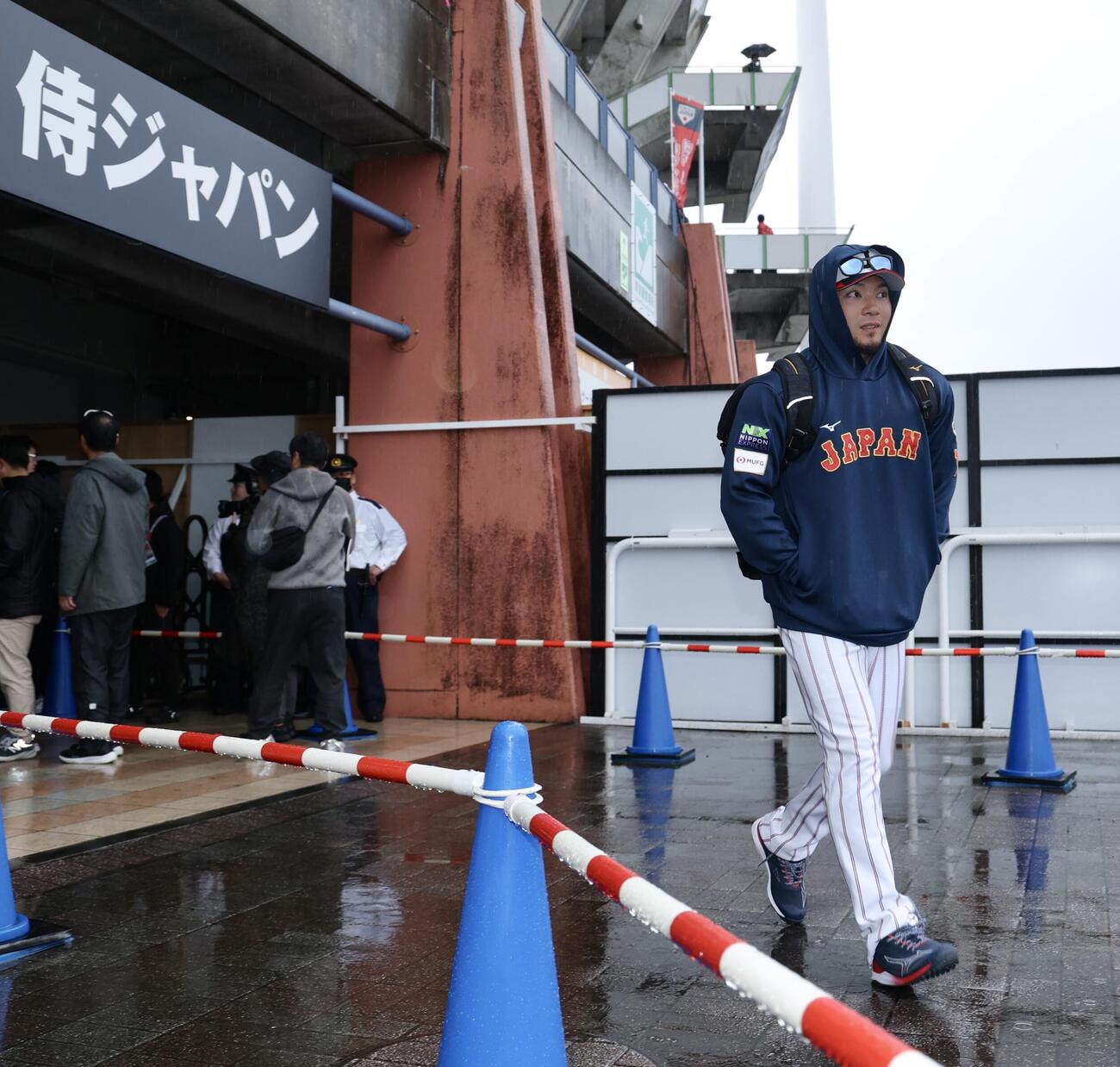 球場から引き揚げる伊藤（撮影・河田真司）