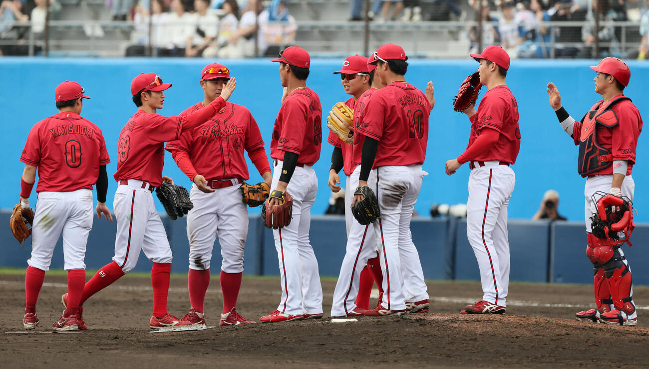 日本ハム対広島　日本ハムに快勝した広島ナイン（撮影・加藤孝規）