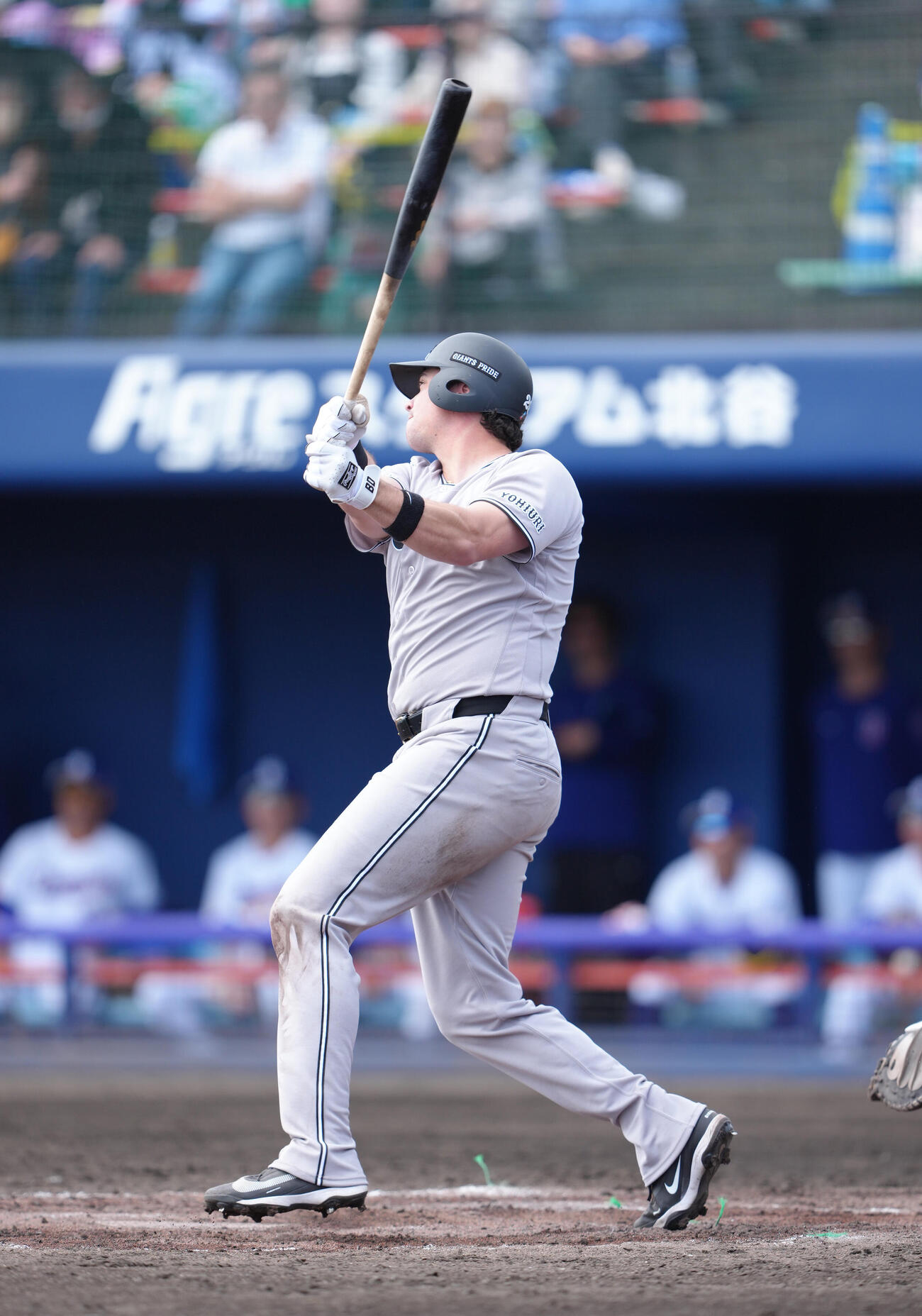 中日対巨人　4回表巨人無死、ダルベックは右翼線に特大のファウルを放つ（撮影・足立雅史）