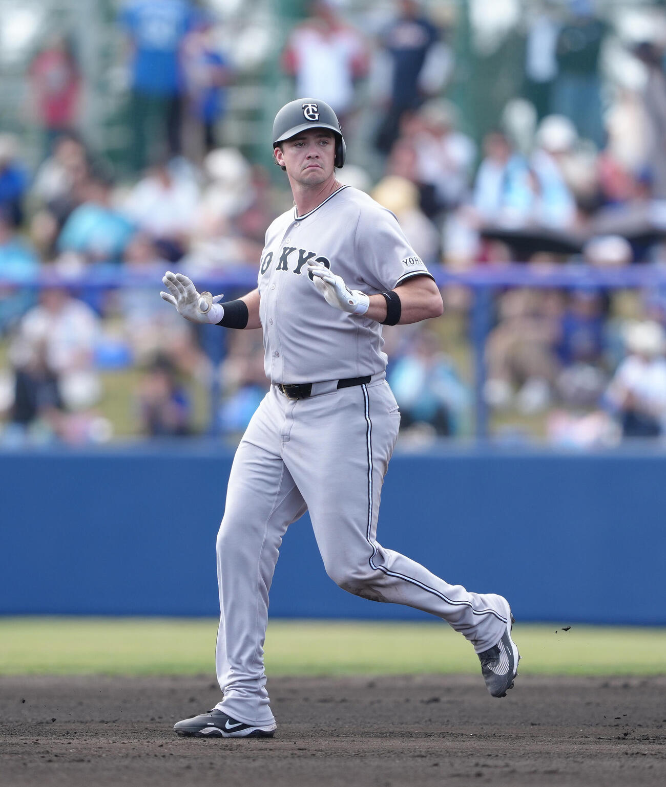 中日対巨人　4回表巨人無死、ダルベックは右翼線に特大のファウルを放つ（撮影・足立雅史）