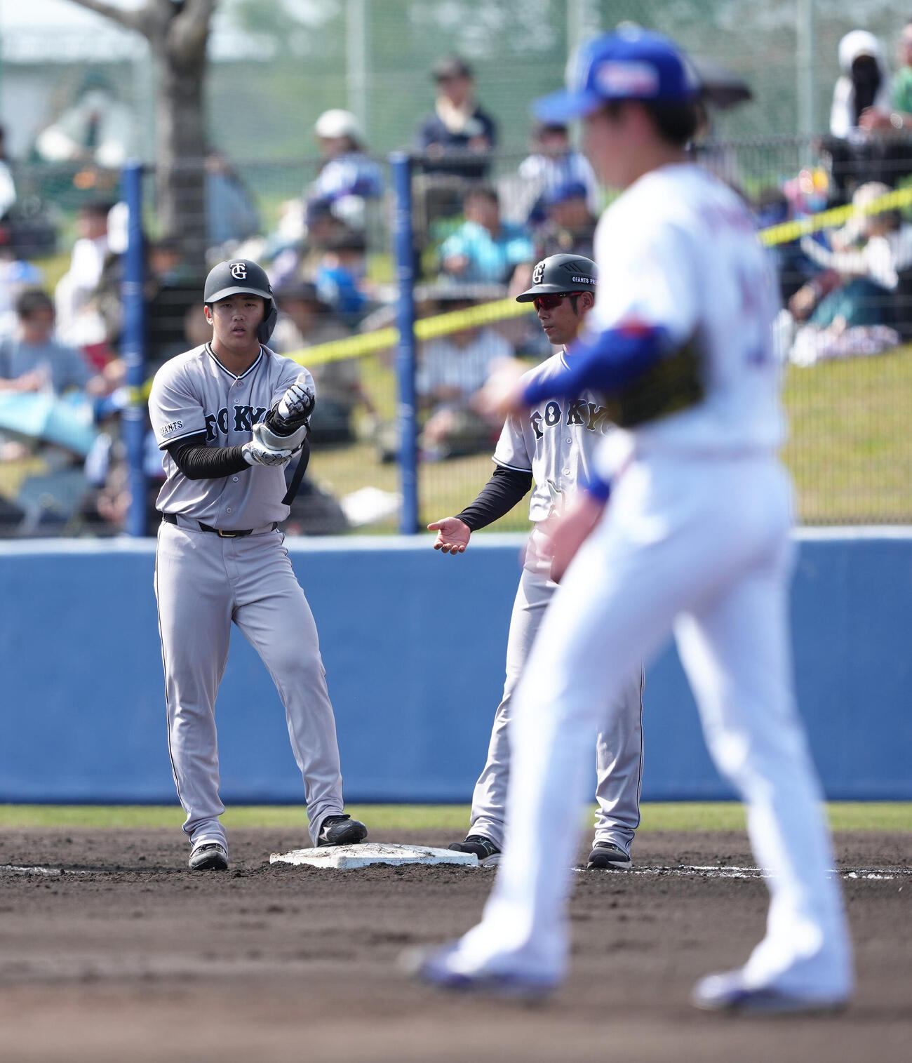 中日対巨人　2回表巨人1死二塁、石塚は左前打を放つ。手前は投手金丸（撮影・足立雅史）
