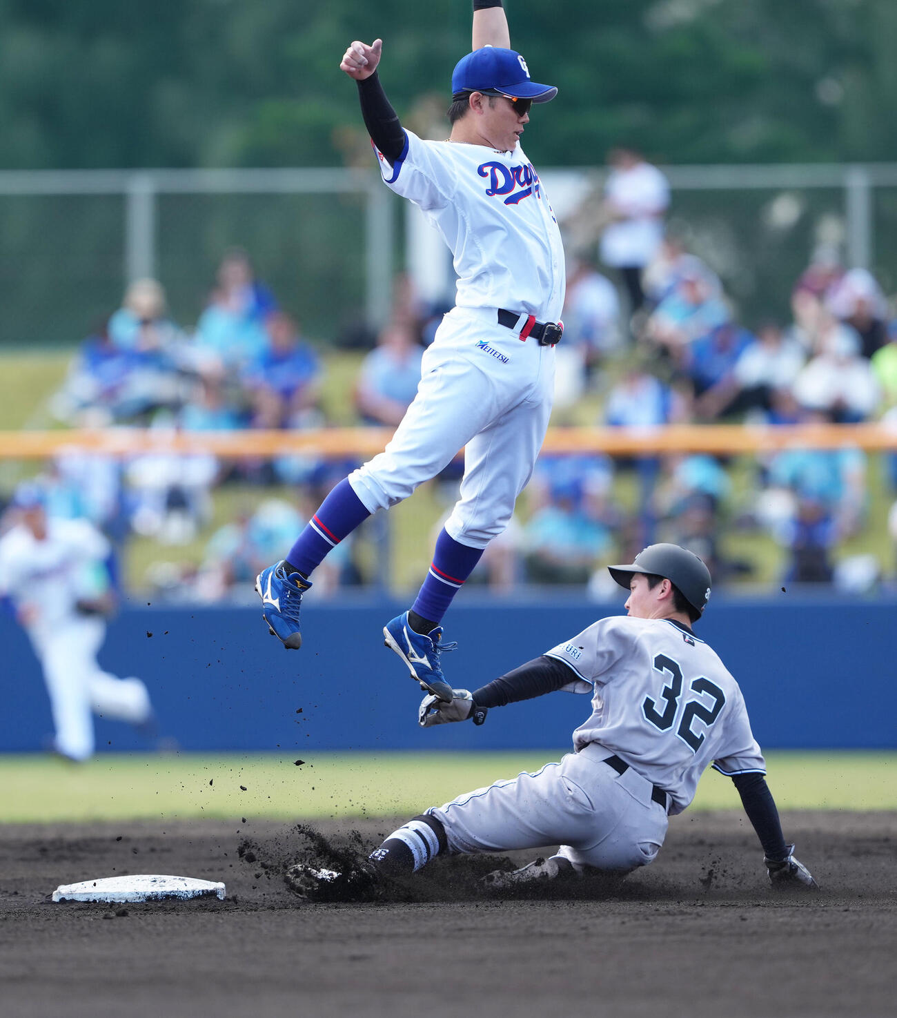 中日対巨人　6回表巨人無死一塁、浦田は二塁盗塁に成功する（撮影・足立雅史）