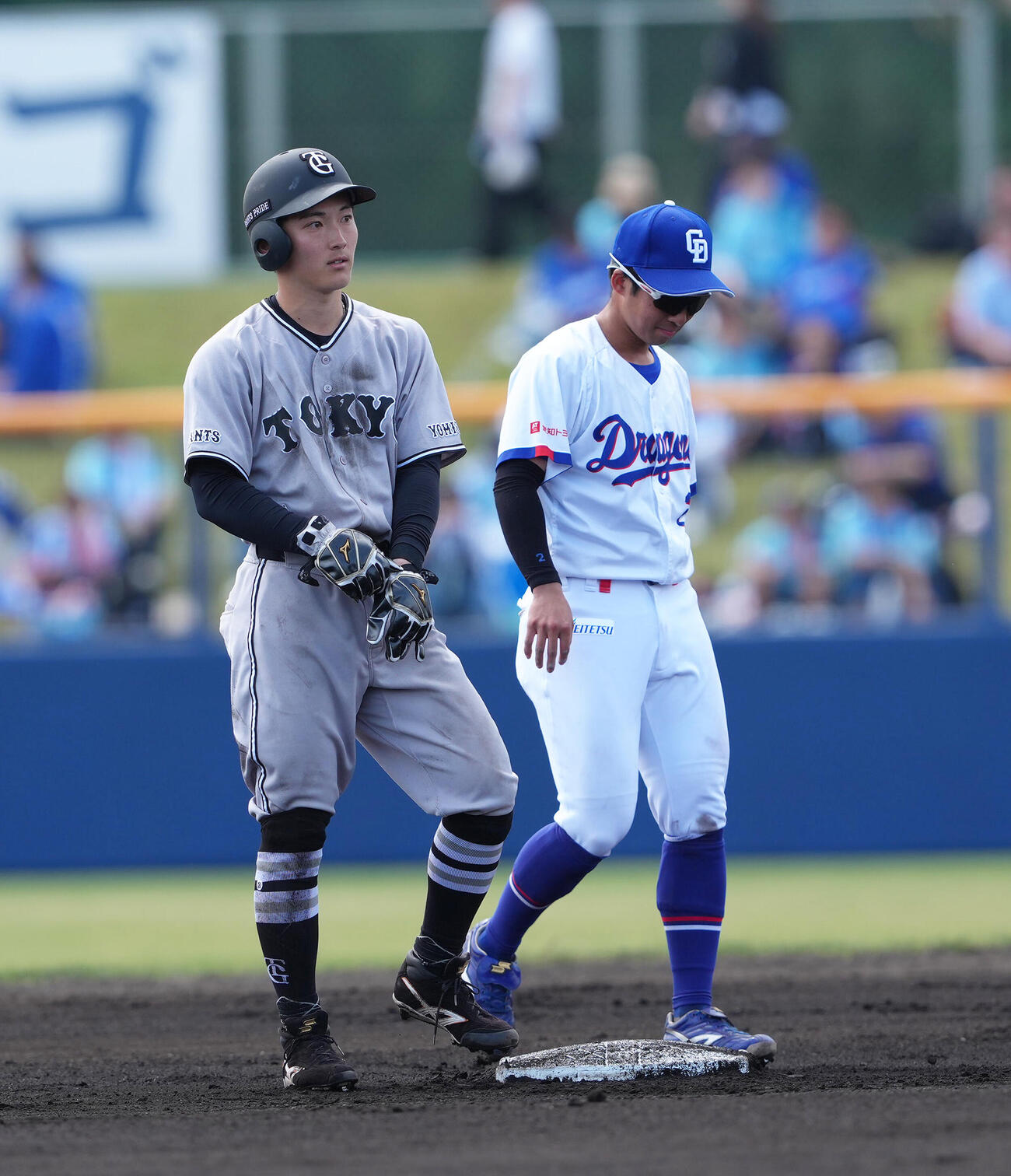 中日対巨人　6回表巨人無死一塁、浦田（左）は二塁盗塁に成功する（撮影・足立雅史）