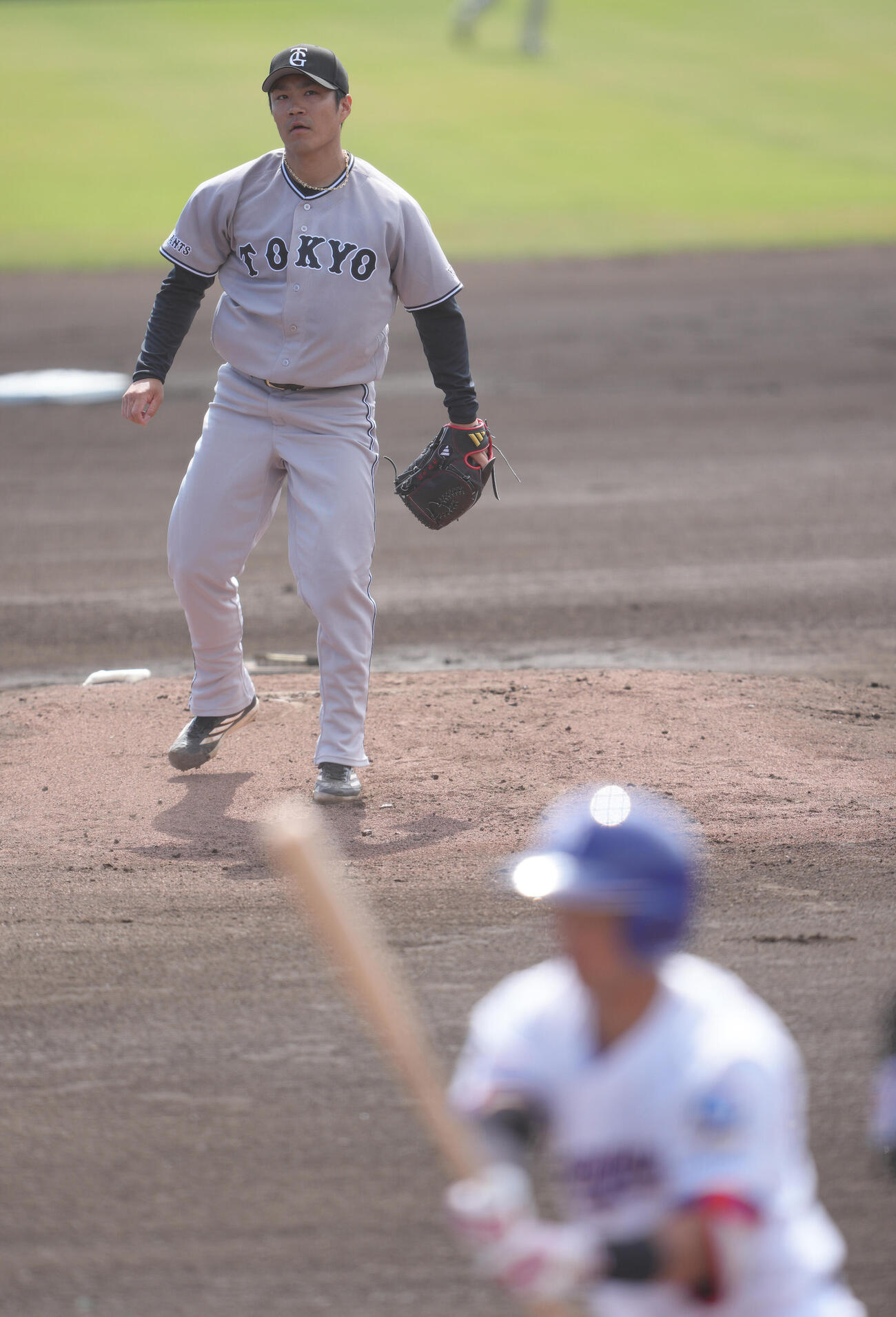 中日対巨人　1回裏中日1死、田中（手前）を空振り三振に仕留めた則本（撮影・足立雅史）