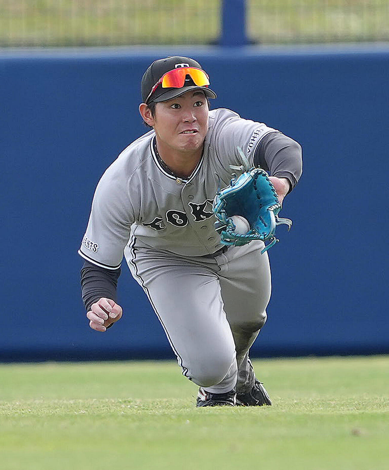 中日対巨人　9回裏中日無死、村松の打球を好捕し中飛とする皆川（撮影・足立雅史）