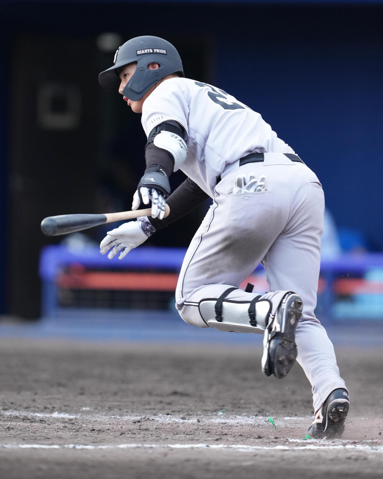中日対巨人　9回表巨人無死一塁、石塚は左前打を放つ（撮影・足立雅史）