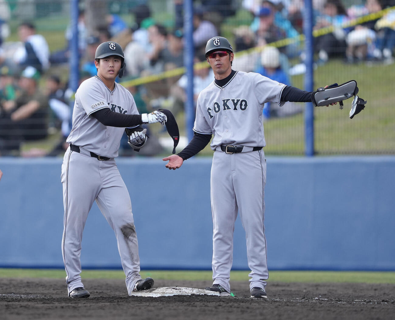 中日対巨人　9回表巨人無死一塁、石塚（左）は左前打を放つ（撮影・足立雅史）