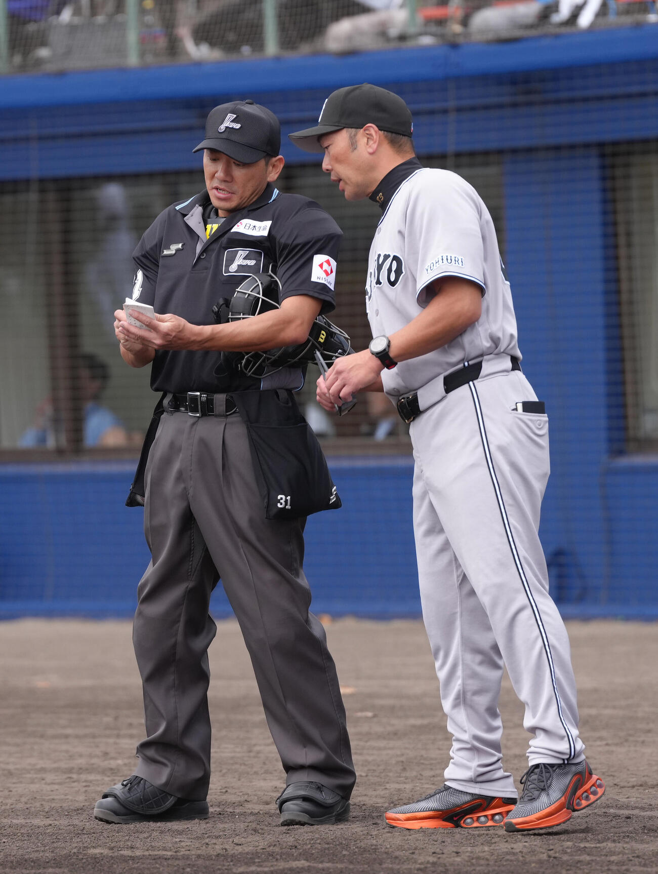 中日対巨人　選手交代を告げる巨人阿部監督（撮影・足立雅史）