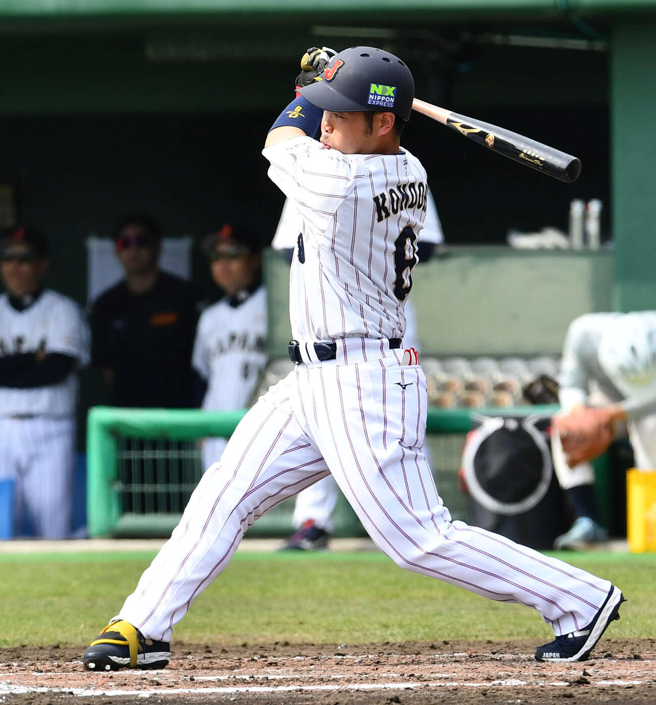 日本対ソフトバンク　2回裏日本1死、近藤は右前安打を放つ（撮影・岩下翔太）