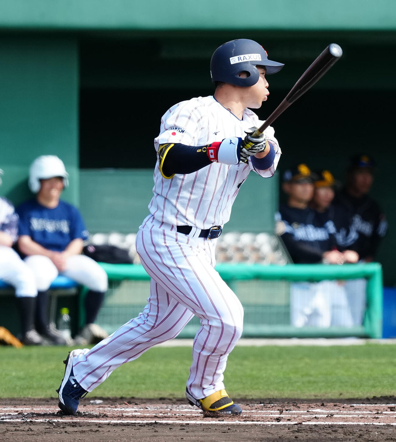 日本対ソフトバンク　1回裏日本無死、中前打を放つ近藤（撮影・垰建太）