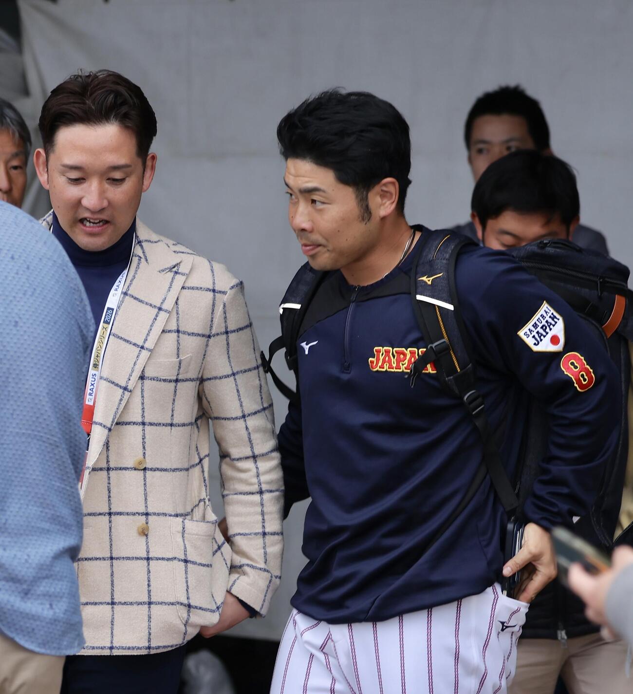 球場から引き揚げる近藤（右）。左は杉谷氏（撮影・河田真司）