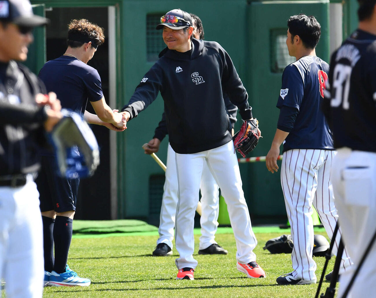侍ジャパン対ソフトバンク　試合前、侍ジャパン牧原（左）、近藤（右）からあいさつされるソフトバンク小久保監督（撮影・岩下翔太）