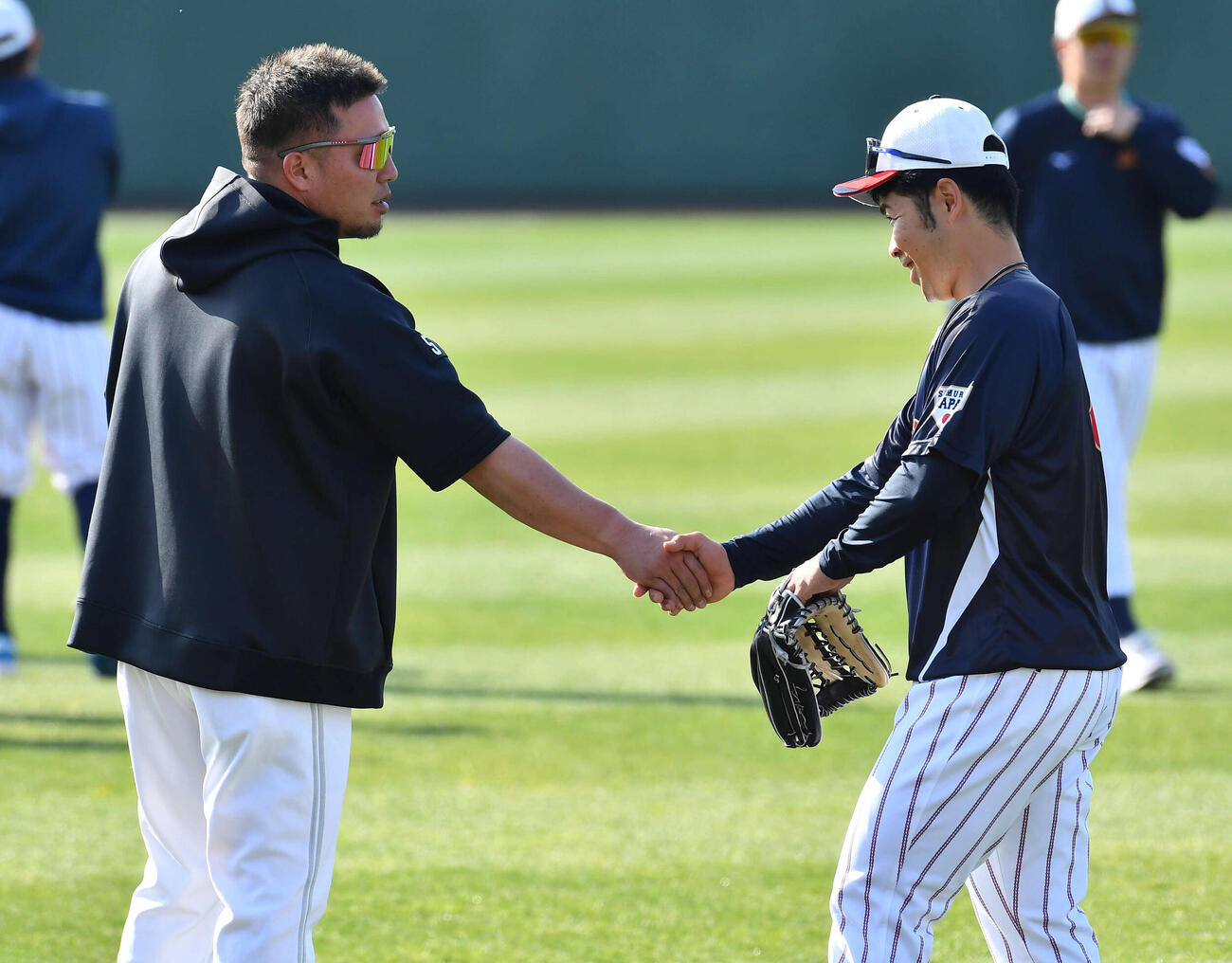 侍ジャパン対ソフトバンク　試合前、ソフトバンク山川（左）と握手を交わす侍ジャパン近藤（撮影・岩下翔太）