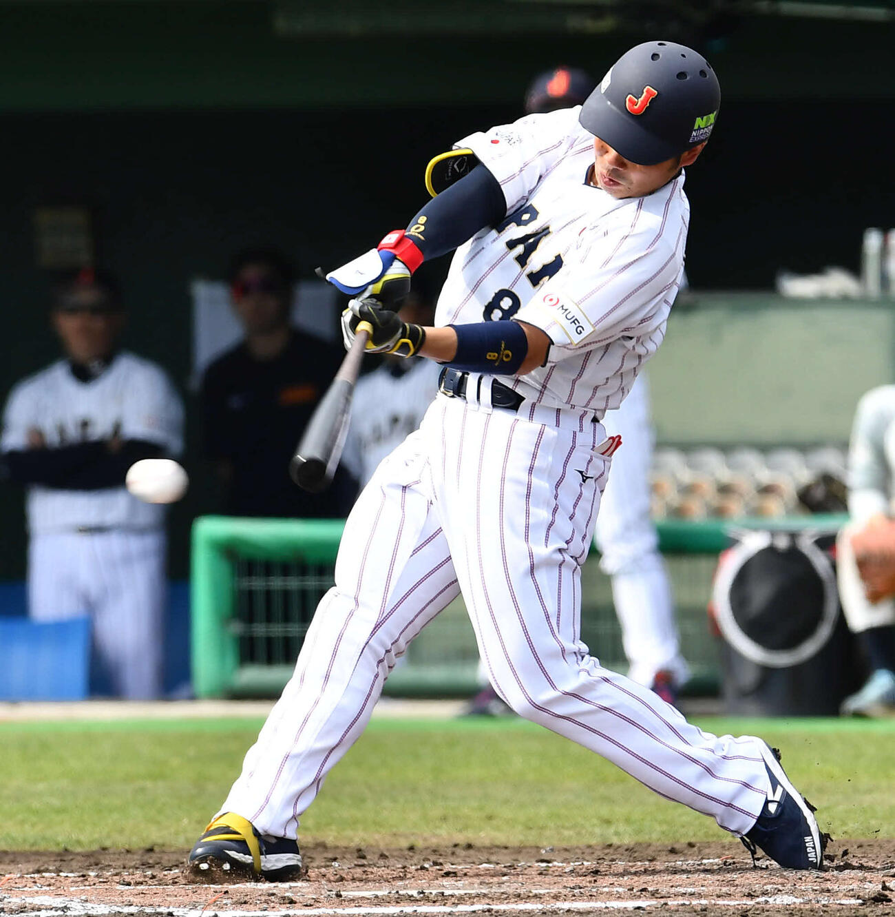 日本対ソフトバンク　2回裏日本1死、近藤は右前安打を放つ（撮影・岩下翔太）