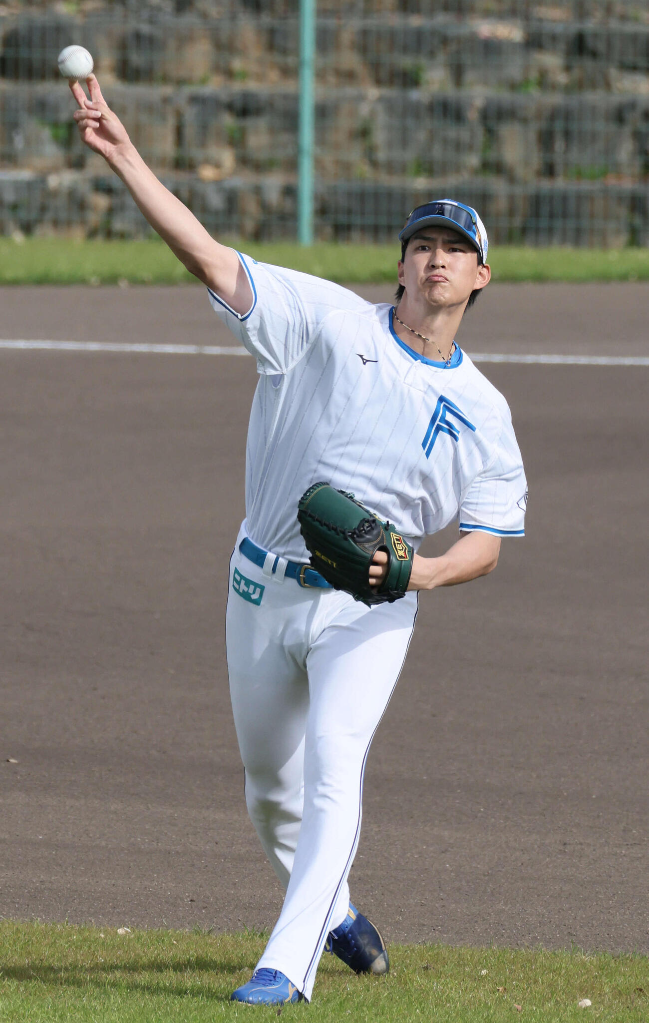 日本ハム対広島　キャッチボールをする達（撮影・加藤孝規）