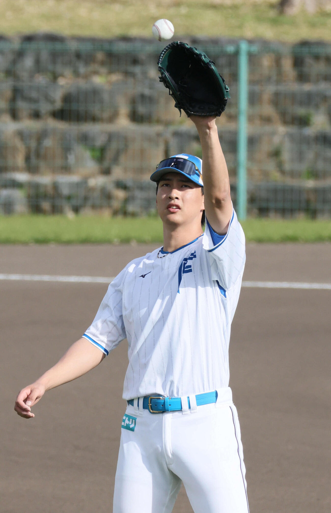 日本ハム対広島　キャッチボールをする達（撮影・加藤孝規）