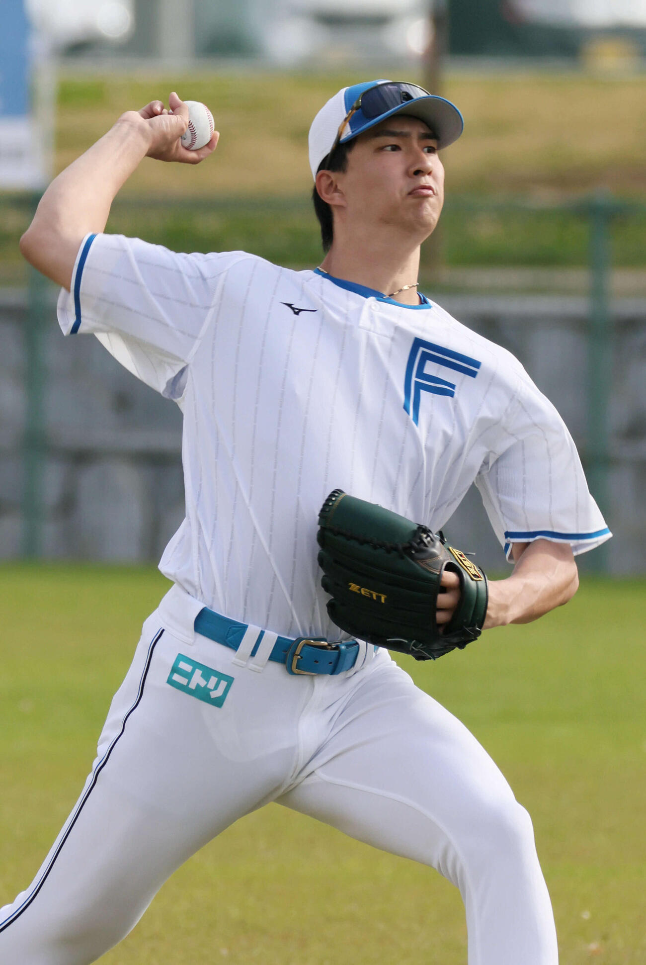 日本ハム対広島　キャッチボールをする達（撮影・加藤孝規）