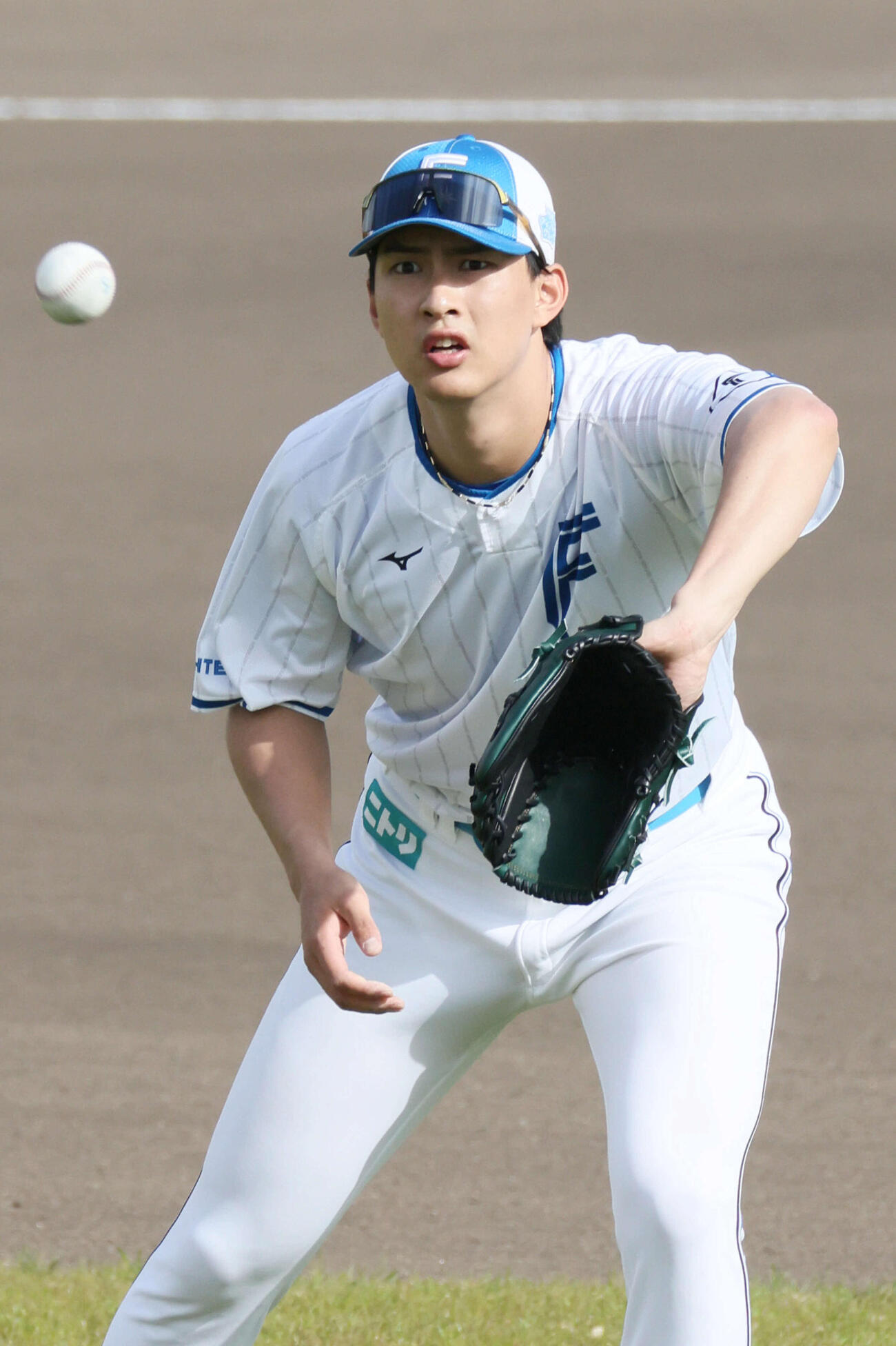 日本ハム対広島　キャッチボールをする達（撮影・加藤孝規）