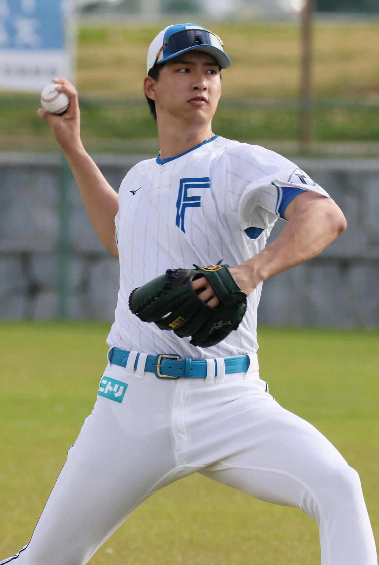 日本ハム対広島　キャッチボールをする達（撮影・加藤孝規）