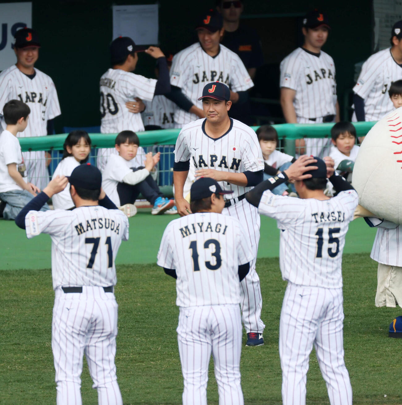 日本対ソフトバンク　　試合前選手紹介される侍ジャパン菅野（撮影・加藤哉）