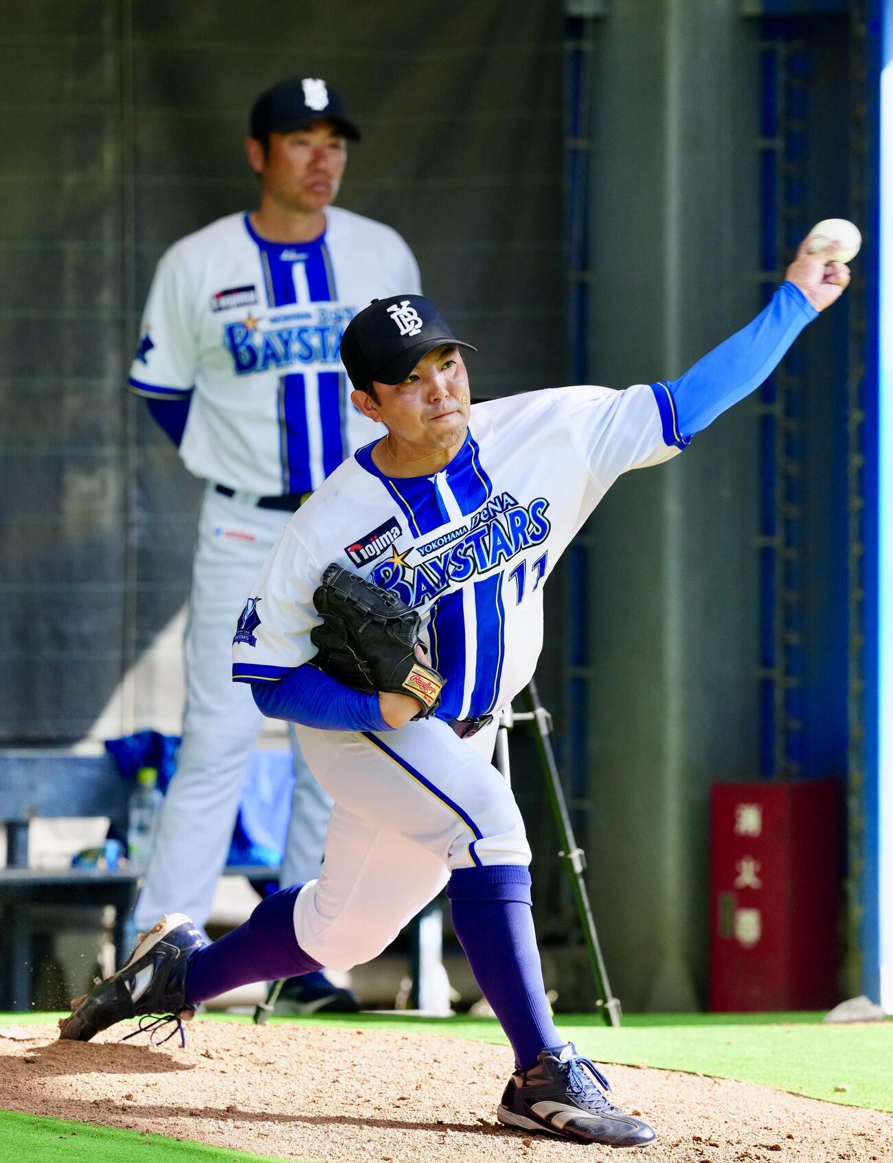 ブルペン投球するDeNA東。後方は相川監督（撮影・江口和貴）