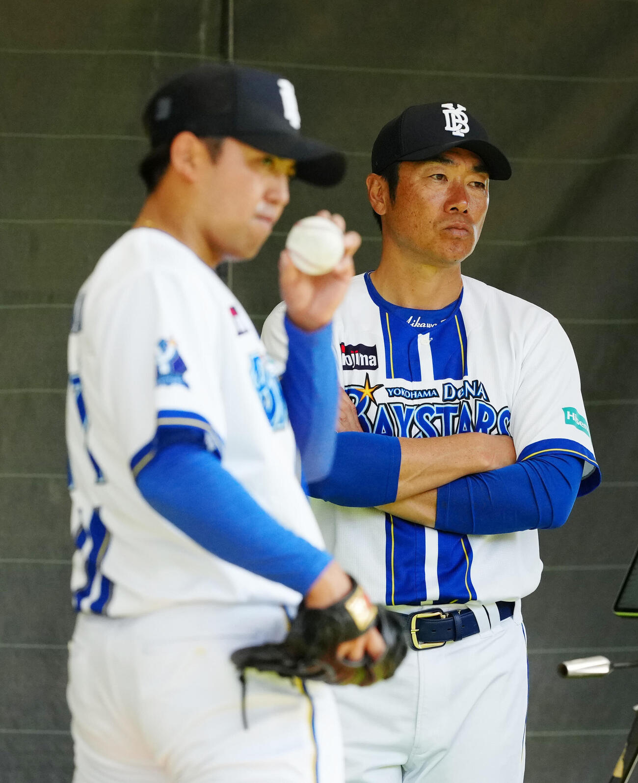 DeNA東のブルペン投球を見つめる相川監督（撮影・江口和貴）