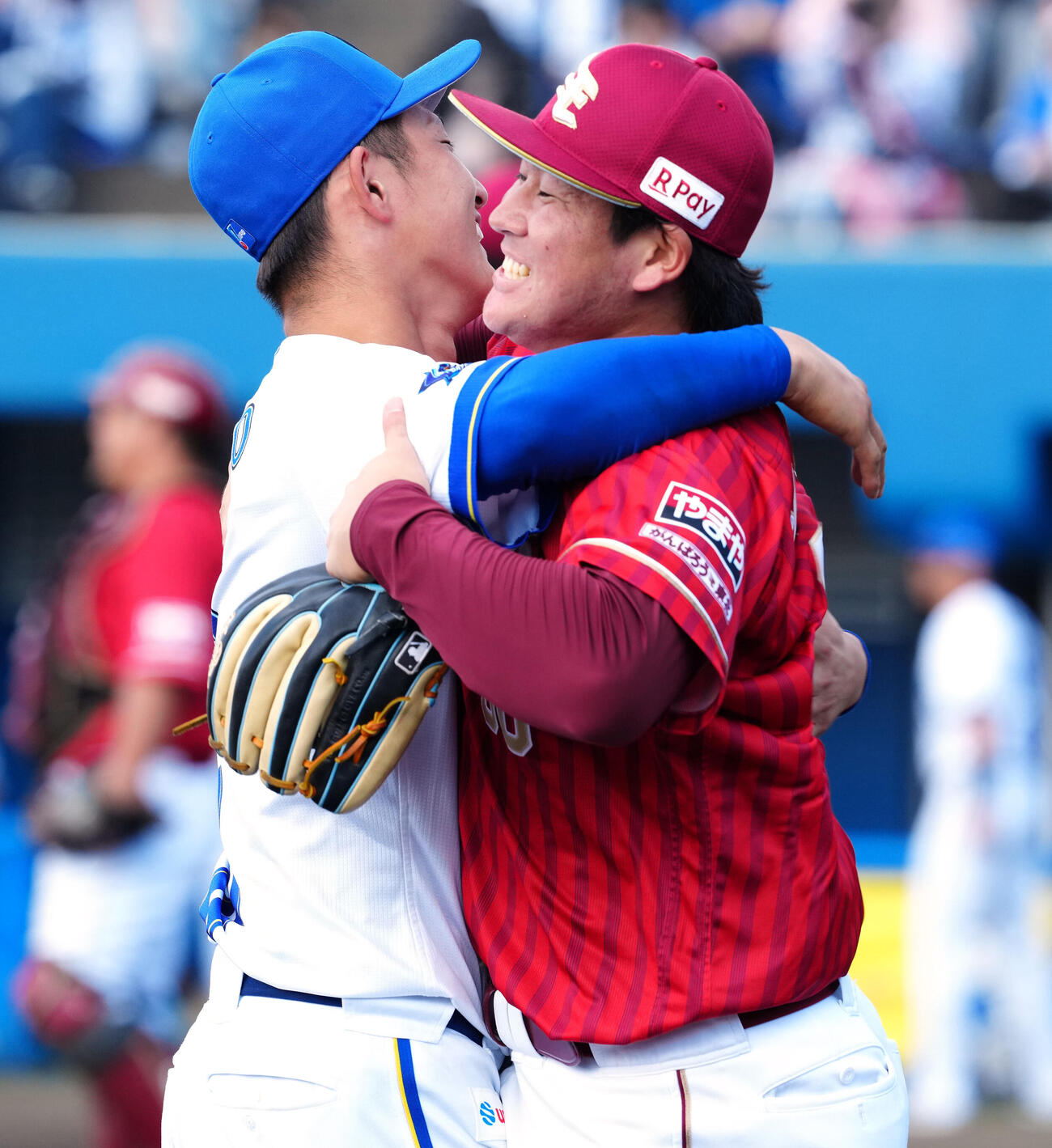 DeNA対楽天　試合前、抱き合い、あいさつを交わす楽天繁永（右）とDeNA松尾（撮影・江口和貴）