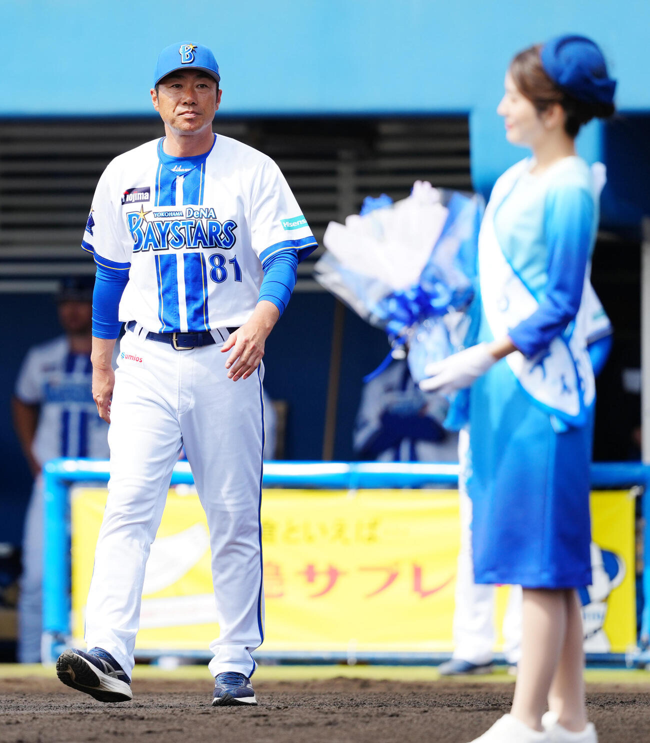 DeNA対楽天　試合前のセレモニーに向かうDeNA相川監督（撮影・江口和貴）