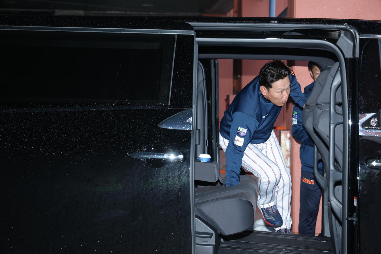 球場から引き揚げる侍ジャパン井端監督（撮影・河田真司）