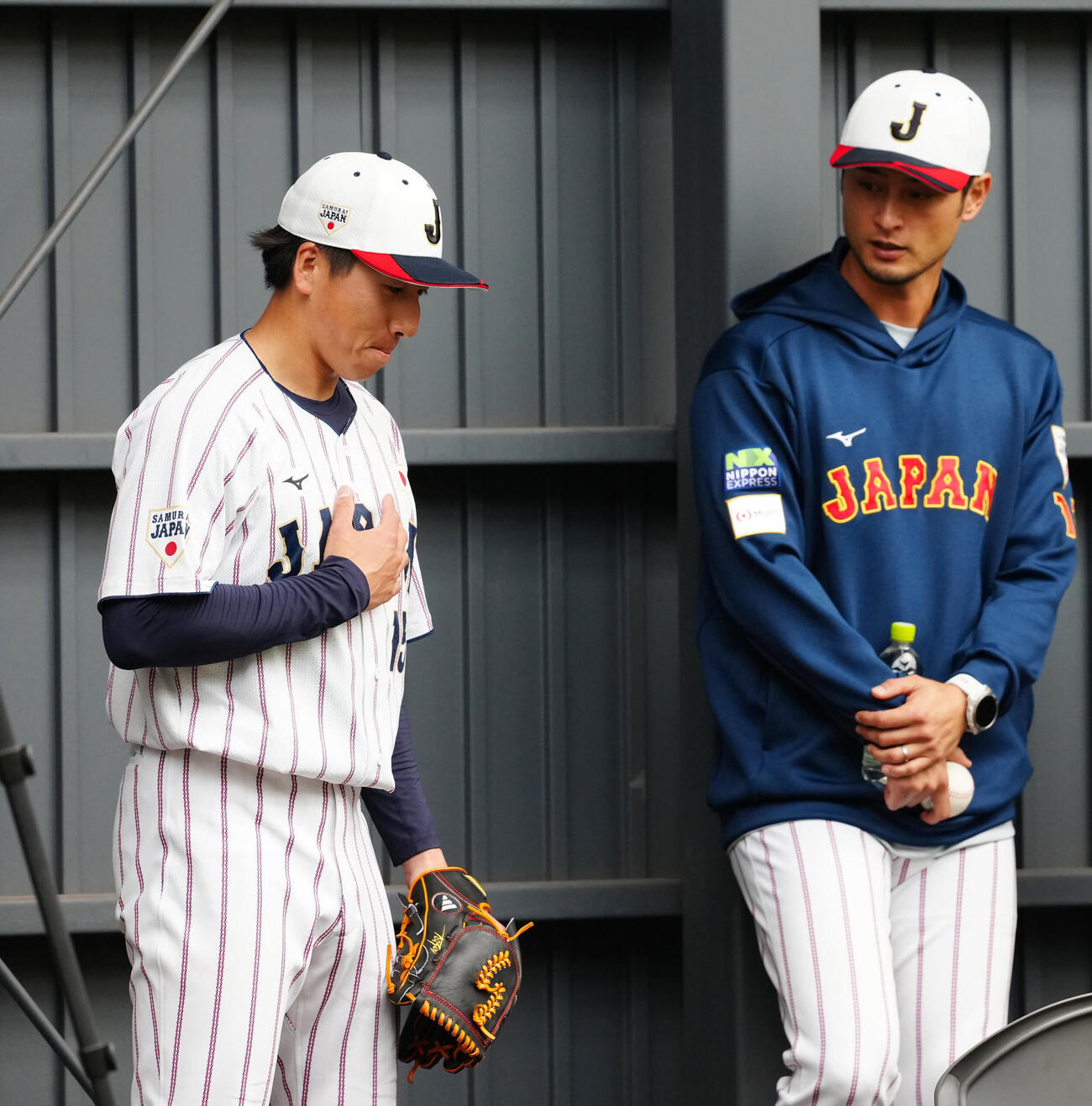 ブルペンで投球後、言葉を交わす大勢（左）とアドバイザーのダルビッシュ（26年2月15日撮影）