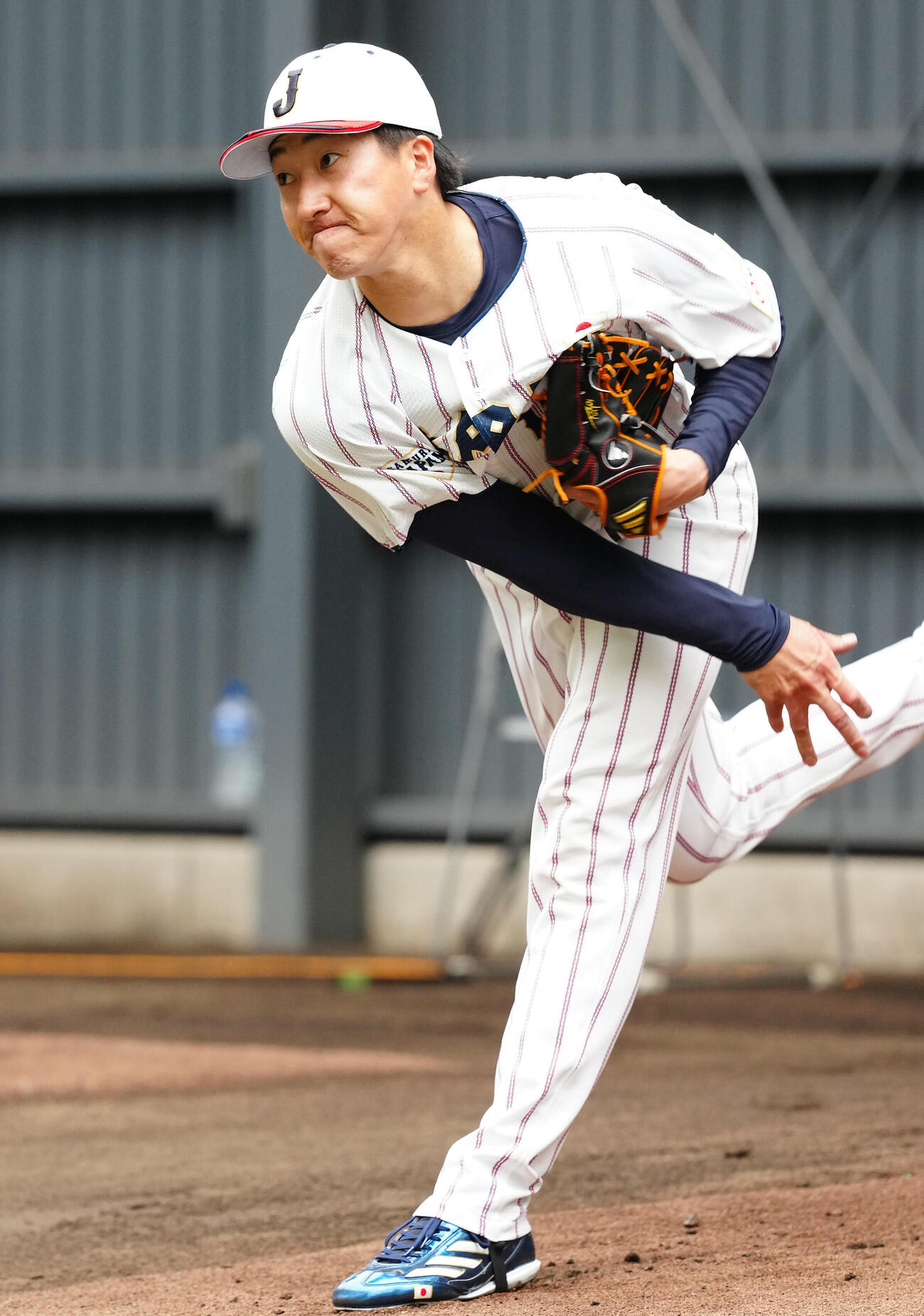 ブルペンで投球練習する大勢（26年2月15日撮影）