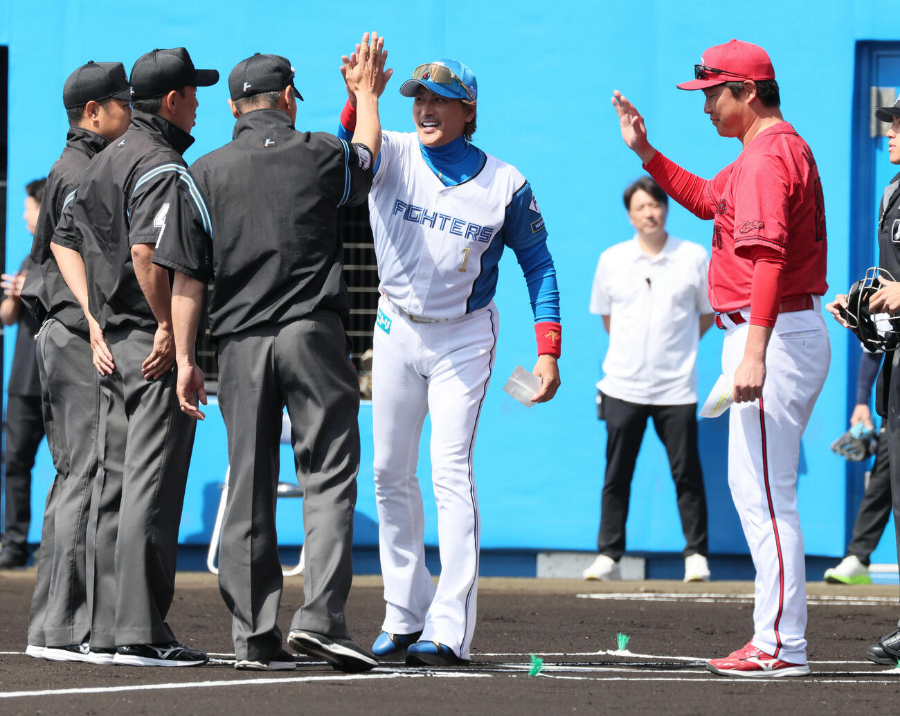 日本ハム対広島　メンバー表交換する日本ハム新庄監督と広島新井監督（撮影・加藤孝規）