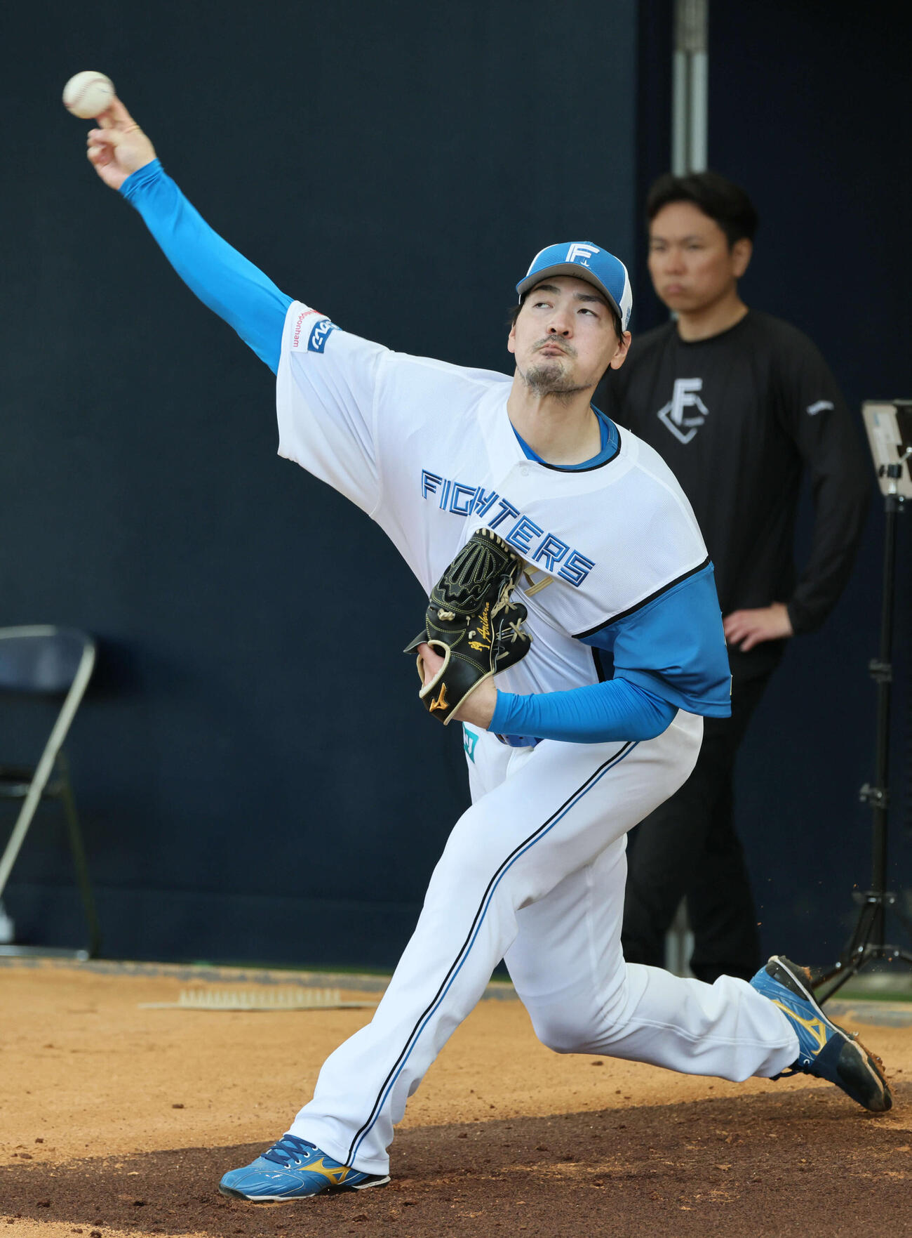 日本ハム対広島　ブルペンで投げる有原（撮影・加藤孝規）