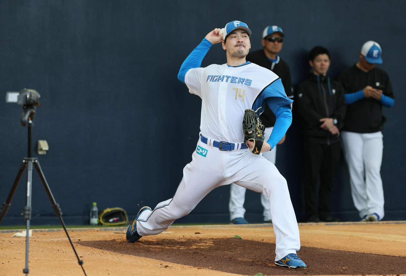 日本ハム対広島　ブルペンで投げる有原（撮影・加藤孝規）