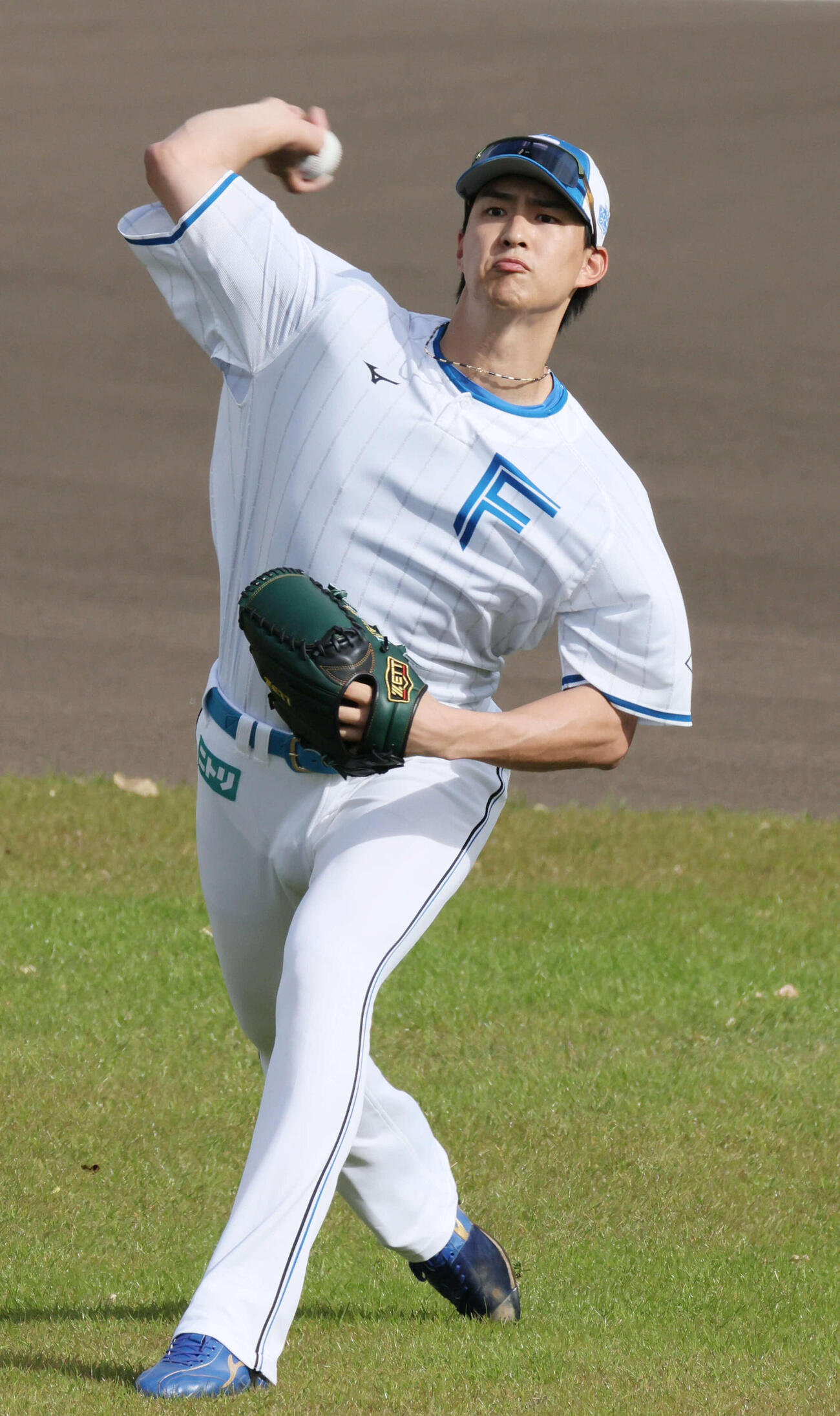 日本ハム対広島　キャッチボールをする達（撮影・加藤孝規）