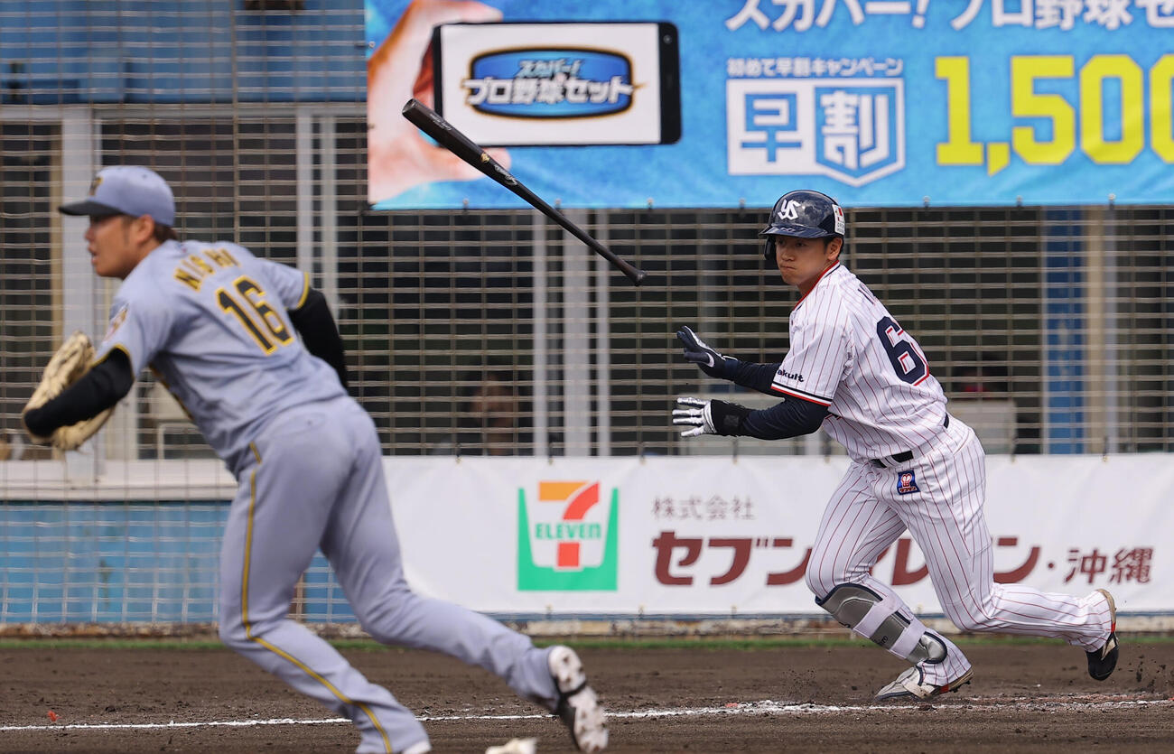 ヤクルト対阪神　3回裏ヤクルト2死二塁、岩田は安打を放つ（撮影・上田博志）