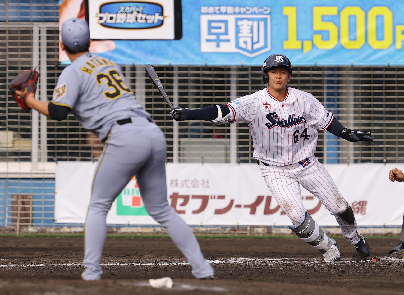 ヤクルト対阪神　8回裏ヤクルト1死一、三塁、中犠飛を放つ岩田（撮影・上田博志）