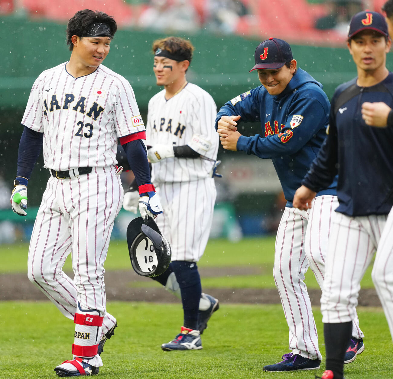 日本対ソフトバンク　降雨コールドで試合を終えた森下（左）は宮城と言葉を交わしながら引き揚げる（2026年2月撮影）