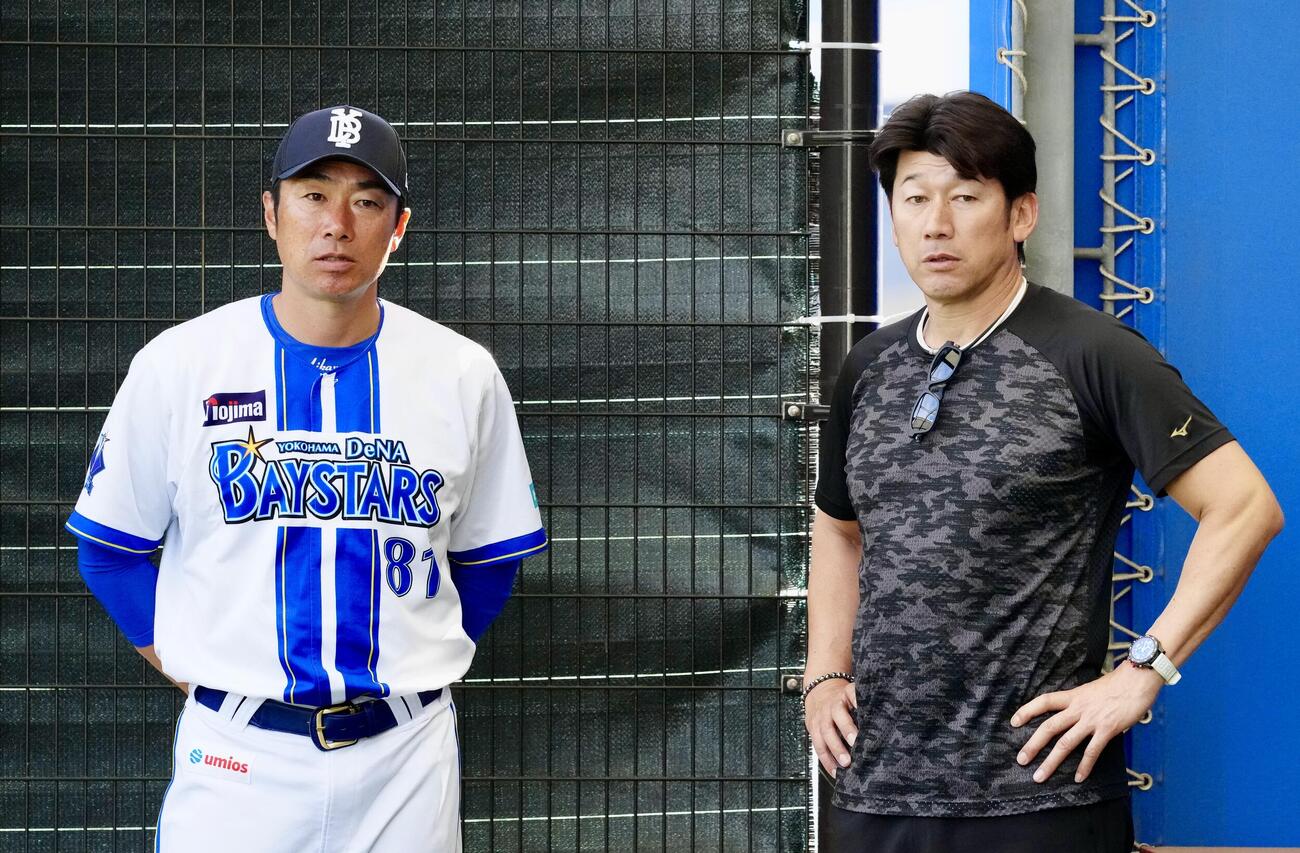 ブルペンで言葉を交わすDeNA相川監督（左）と三浦前監督（撮影・江口和貴）