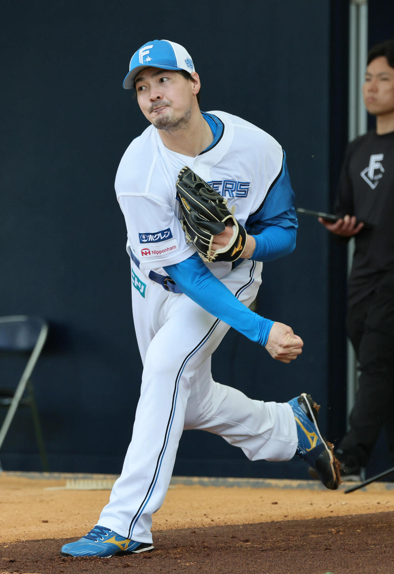 日本ハム対広島　ブルペンで投げる有原（撮影・加藤孝規）