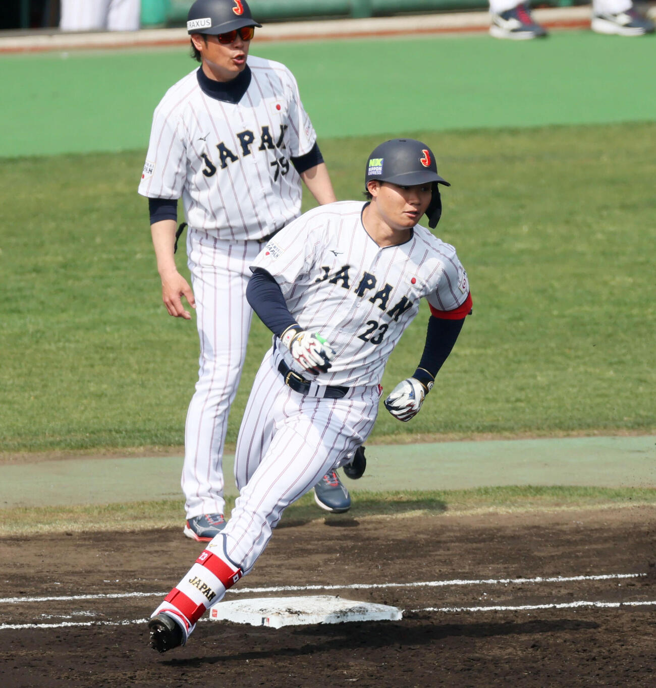 日本対ソフトバンク　1回裏日本無死満塁、森下は左越え適時二塁打を放ち二塁へ駆ける（撮影・加藤哉）