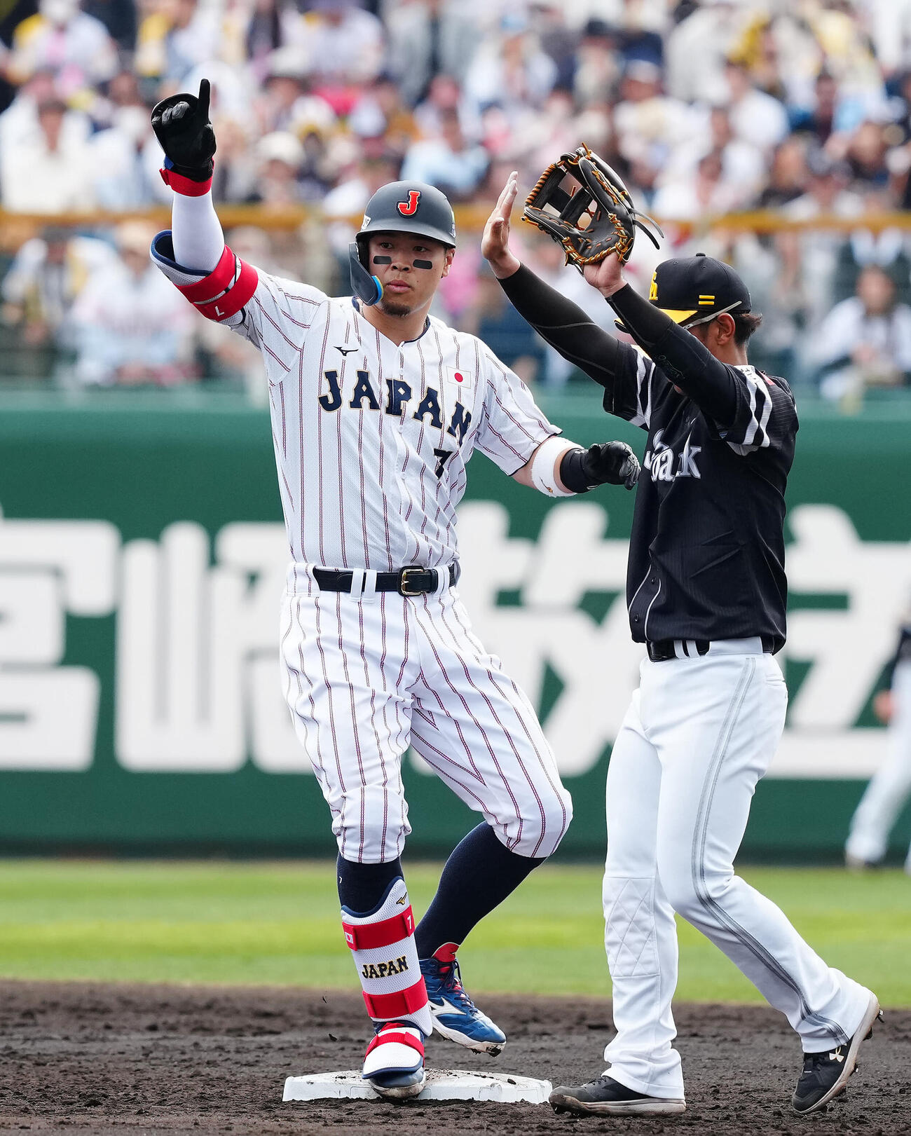 日本対ソフトバンク　2回裏日本2死一、二塁、適時二塁打を放ちポーズを決める佐藤（撮影・垰建太）