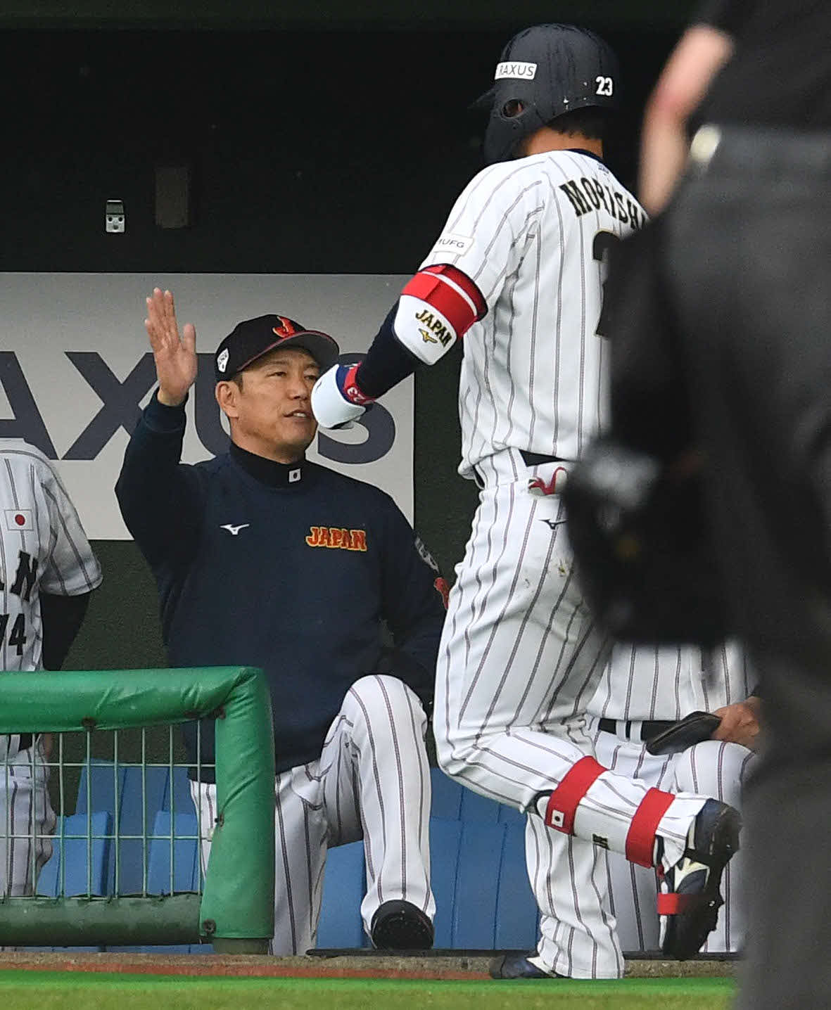 日本対ソフトバンク　5回裏日本2死二塁、左越え2点本塁打を放った森下（右）とタッチを交わす井端監督（撮影・岩下翔太）