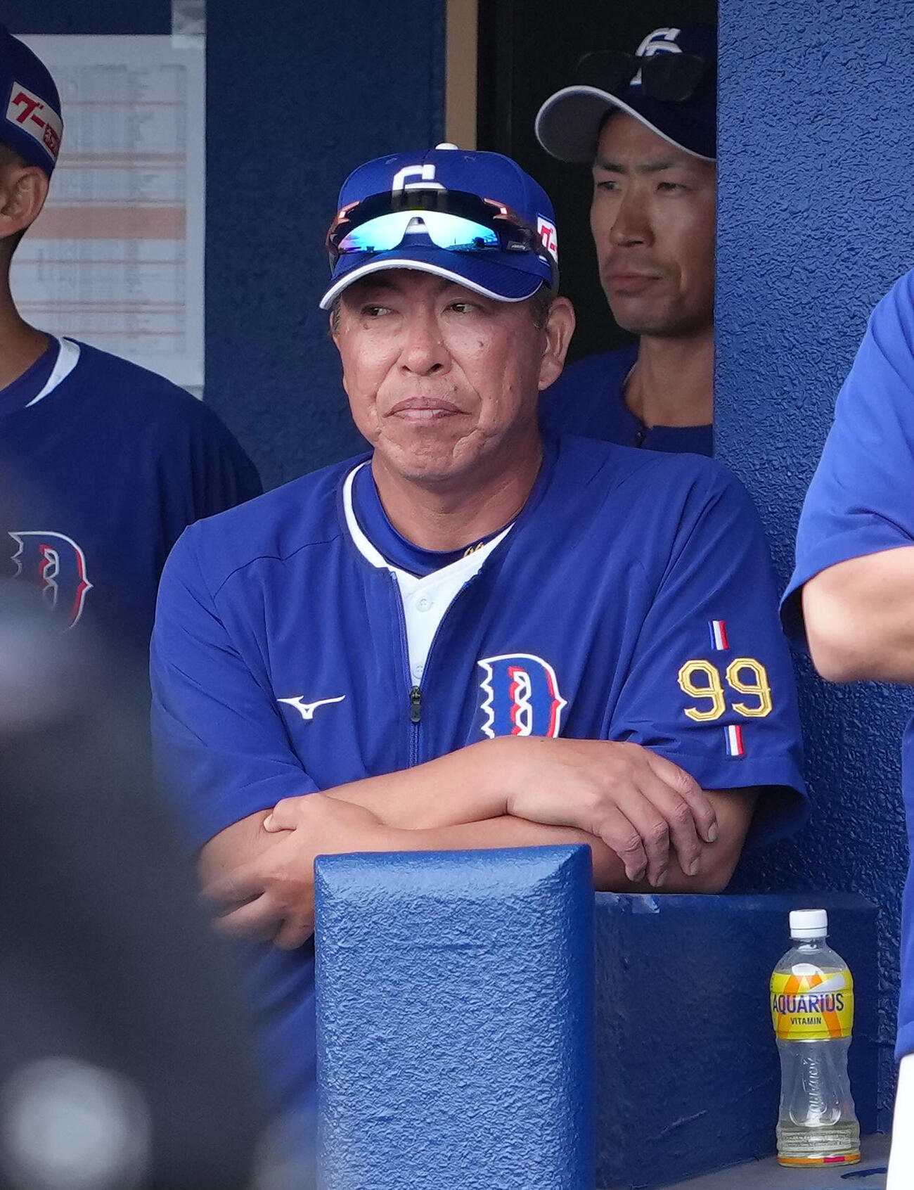 中日対巨人　戦況を見つめる中日井上監督（撮影・足立雅史）