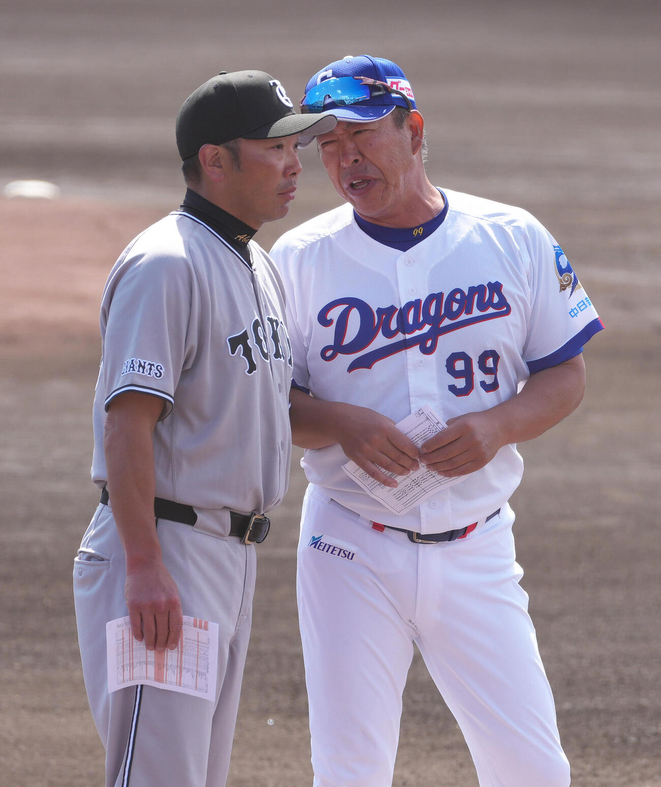 メンバー表交換を前に会話を交わす巨人阿部監督（左）と中日井上監督（撮影・足立雅史）