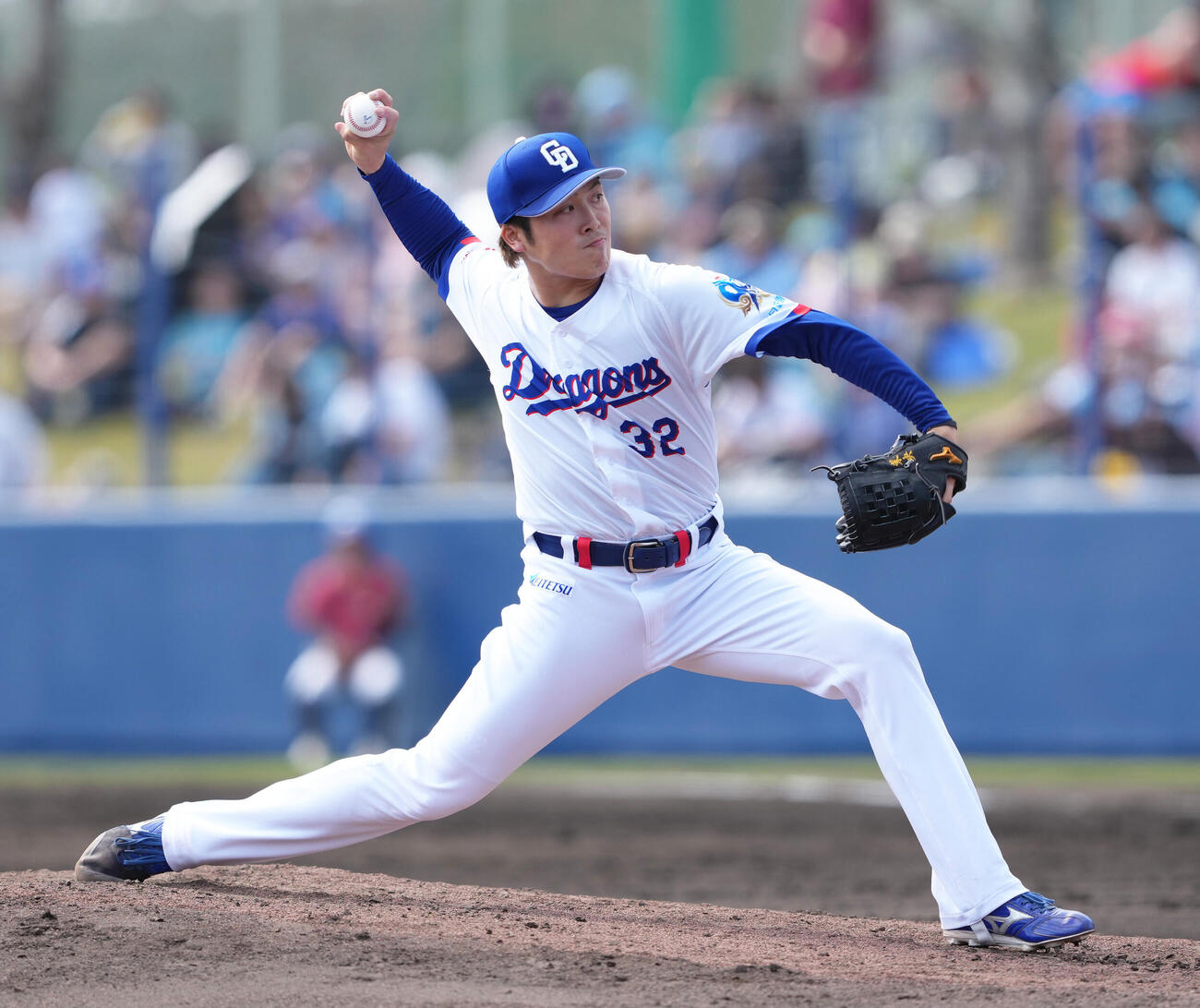 中日対巨人　5回から登板した中日伊藤（撮影・足立雅史）