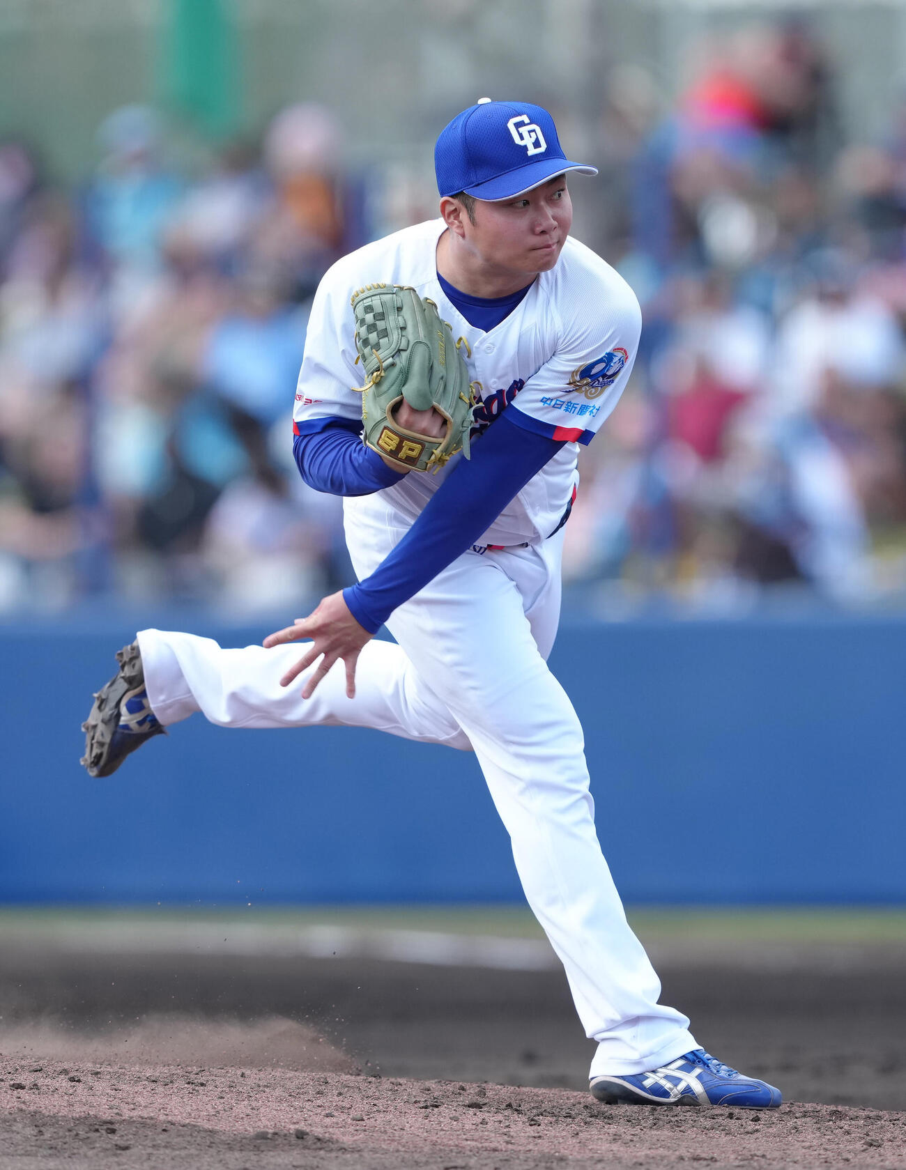 中日対巨人　5回途中から登板した中日近藤（撮影・足立雅史）