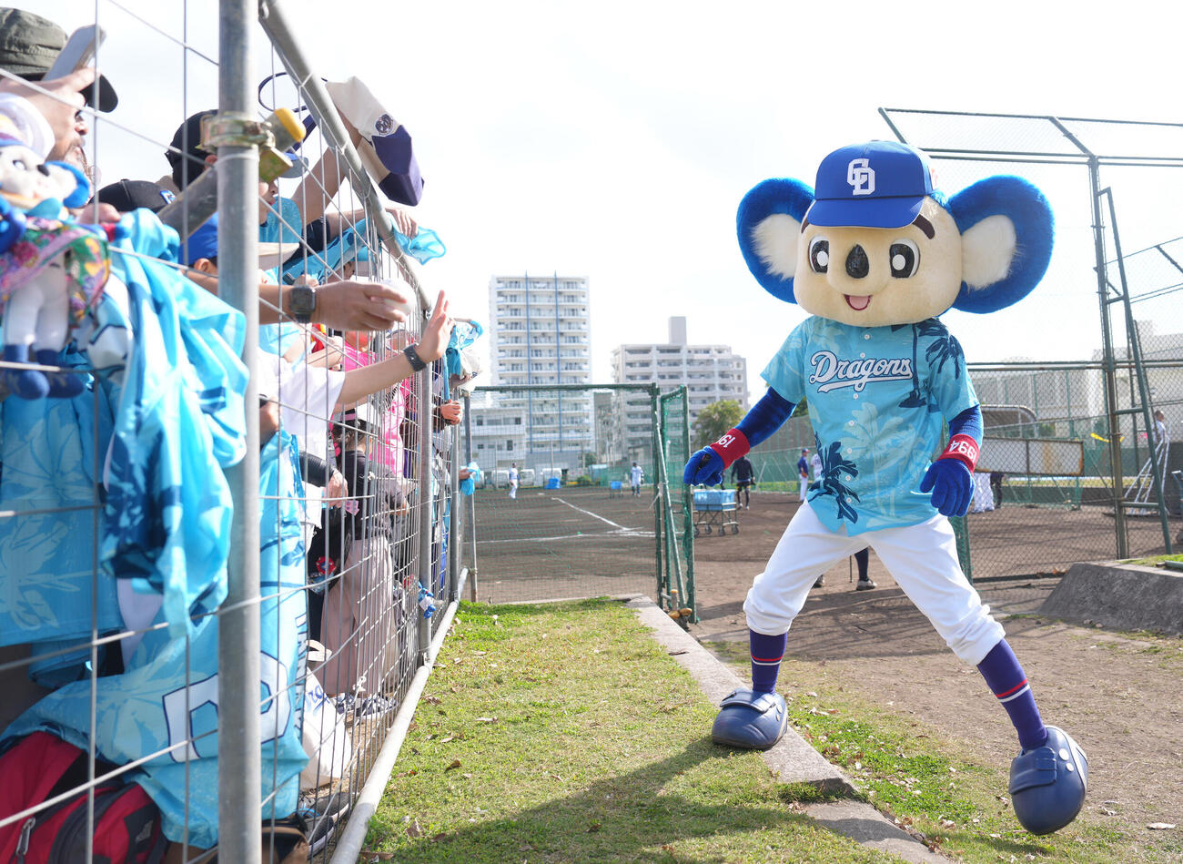 中日対巨人　ファンのサインに応えるドアラ（撮影・足立雅史）