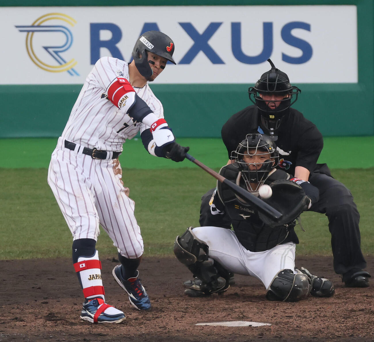 日本対ソフトバンク　5回裏日本2死一、三塁、佐藤は中越え2点適時二塁打を放つ（撮影・加藤哉）